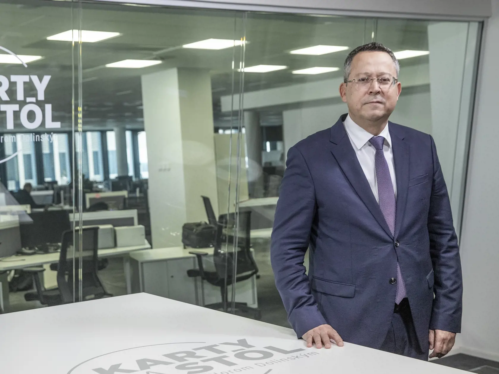 Na snímke je diskusná relácia "Karty na stôl", ktorej hosťom bol minister financií Ladislav Kamenický.