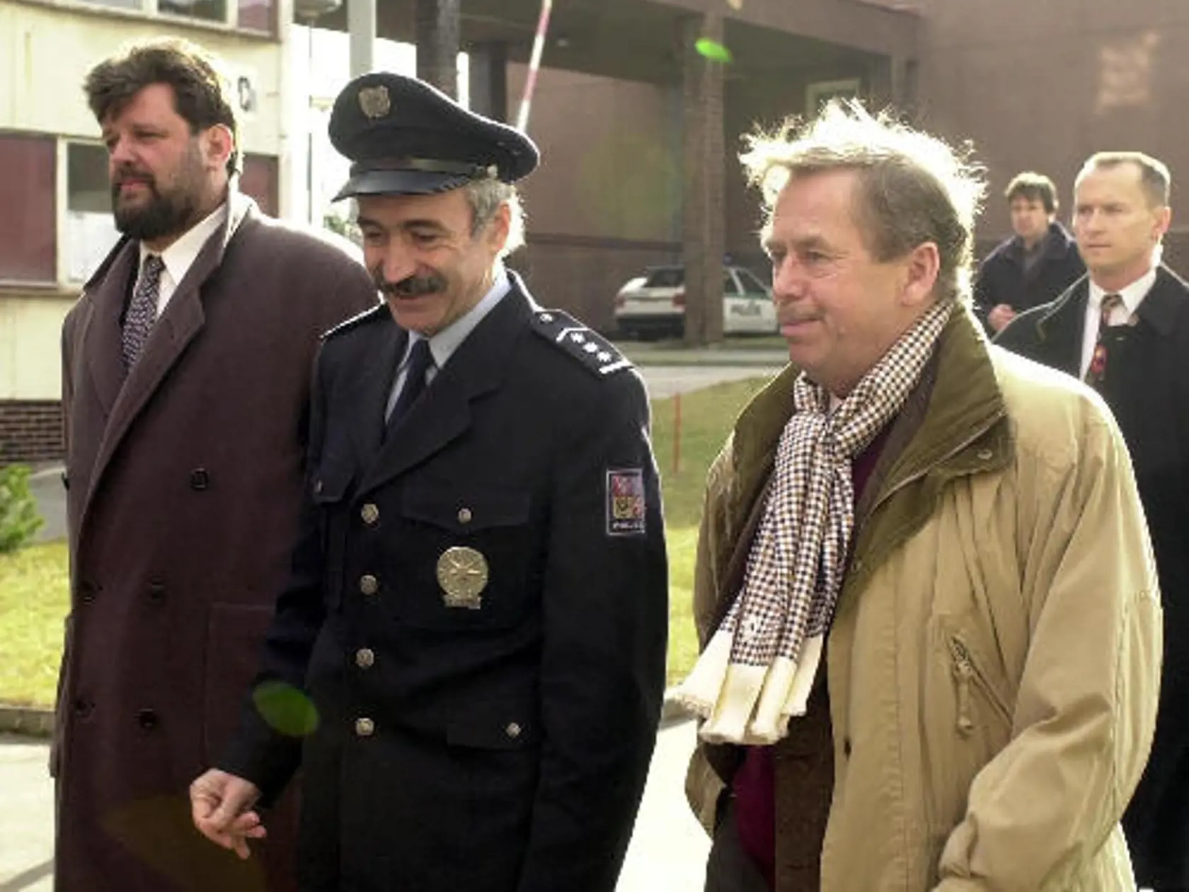 =DG= Prezident Václav Havel navštívil 1.bøezna v doprovodu øeditele Útvaru pro odhalování organizovaného zloèinu (ÚOOZ) Jana Kubiceho (vlevo) a policejního prezidenta Jiøího Koláøe (uprostøed) ústøedí ÚOOZ na Zbraslavi. (ÈR-Havel-Zbraslav-policie-2)