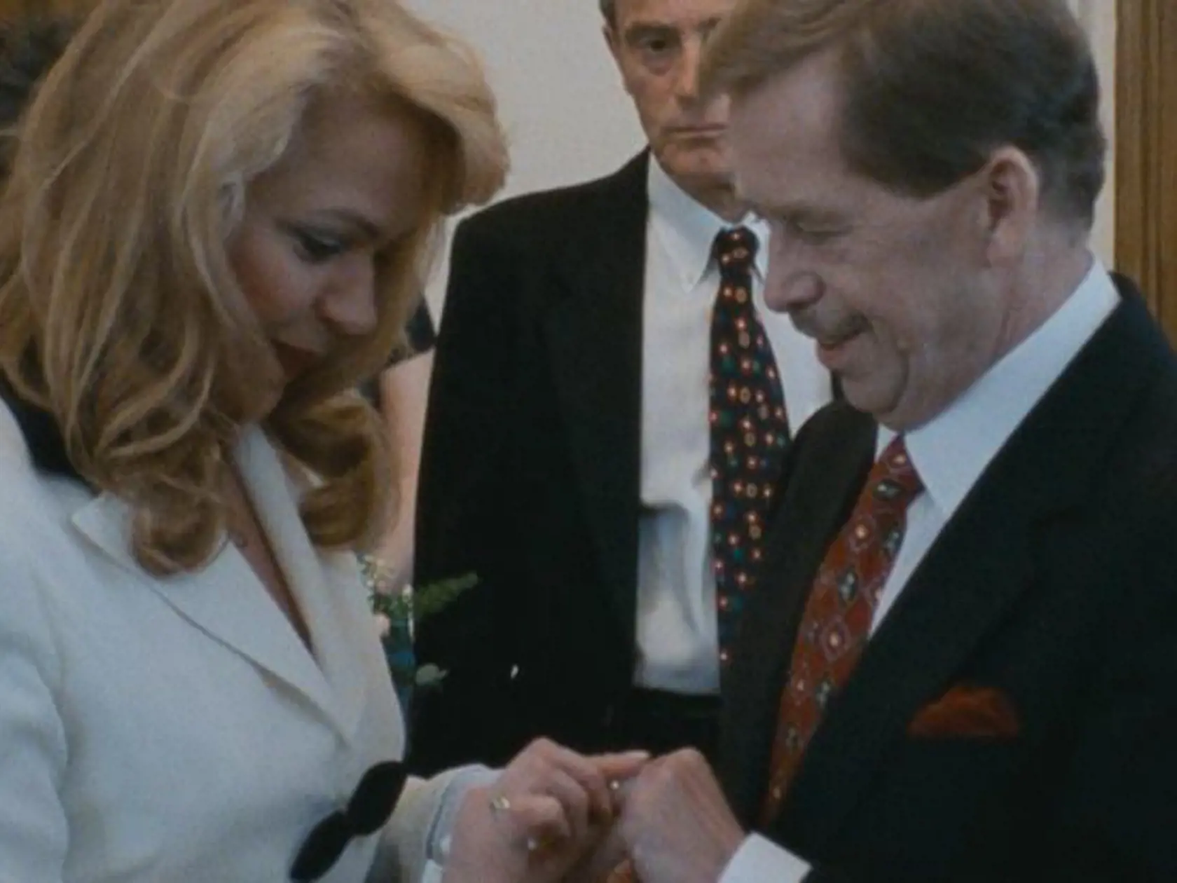 Havel sa krátko po smrti svojej ženy Oľgy oženil s herečkou Dášou Veškrnovou.