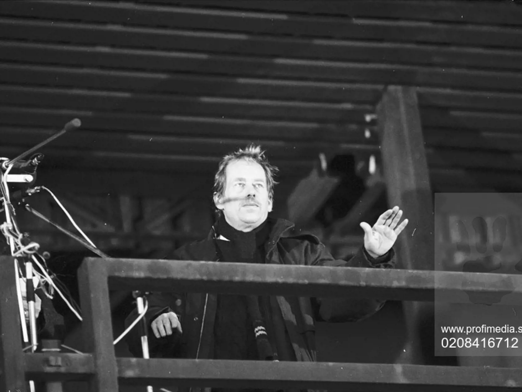 Václav Havel na archívnom zábere z novembra 1989