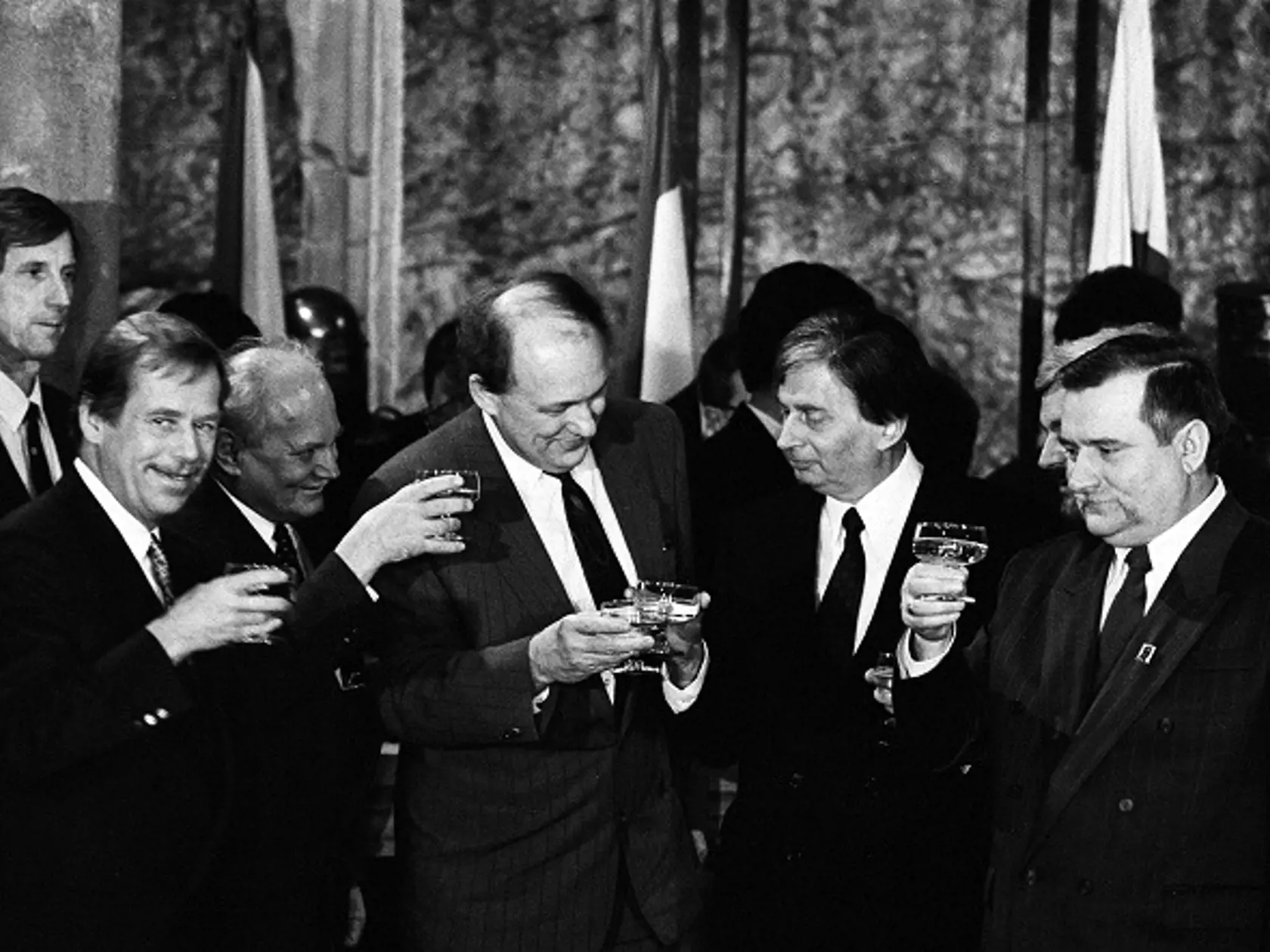 Podpis Deklarácie o spolupráci 15. februára 1991 vo Vyšehrade v Maïarsku. Na archívnej snímke závereèný prípitok po podpísaní slávnostného vyhlásenia 15. februára 1991. Z¾ava prezident ÈSFR Václav Havel, maïarský prezident Árpád Göncz, èeskoslovenský premiér Marián Èalfa, predseda maïarskej vlády József Antall a po¾ský prezident Lech Walesa. Foto TASR - Pavel Neubauer    *** Local Caption ***
