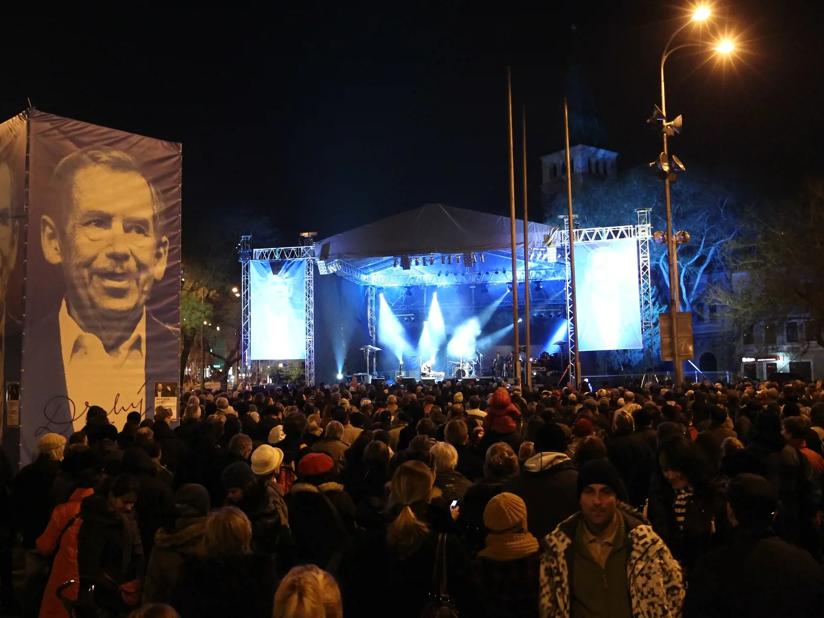 Spomienkovy koncert na namesti SNP v Bratislave, pri prilezitosti umrtia posledneho spolocneho prezidenta Cechov a Slovakov Vaclava Havla.