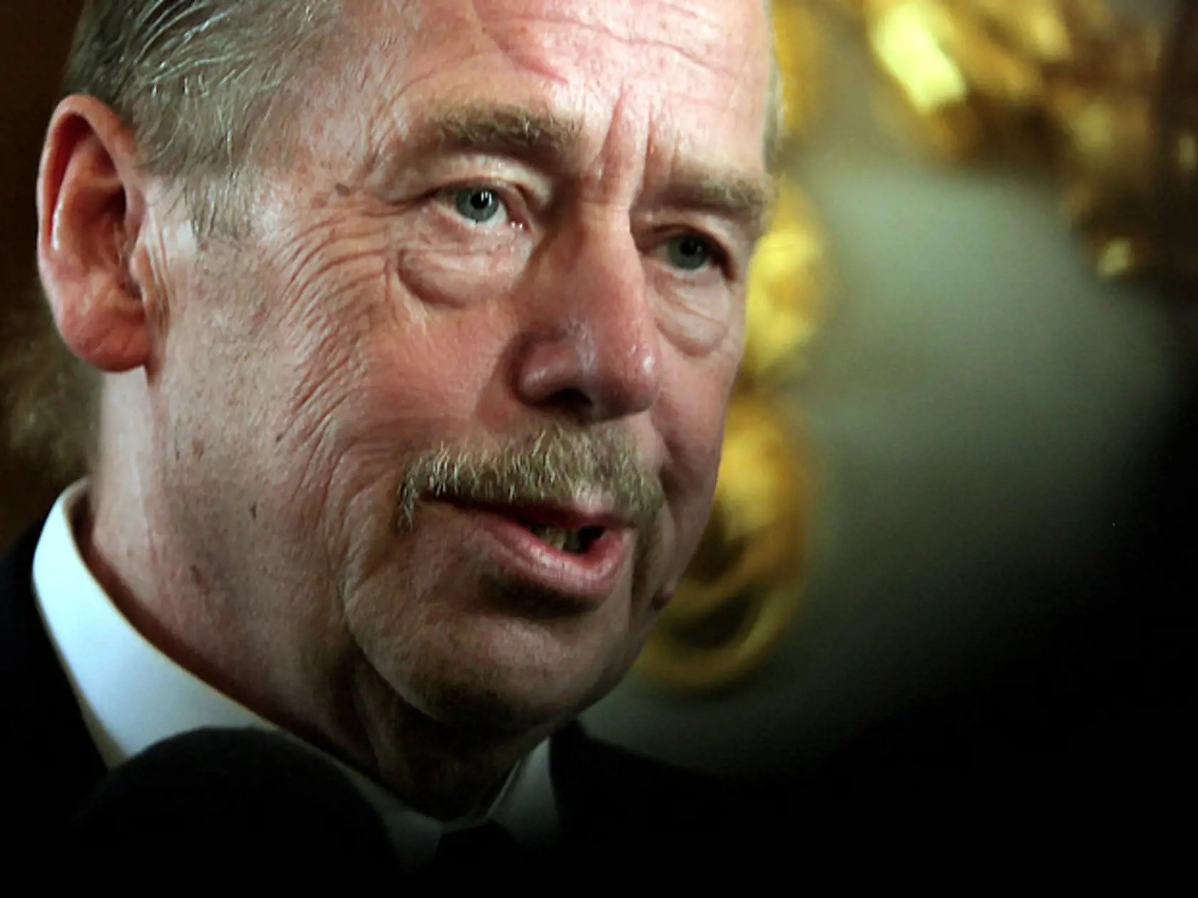 Bývalý èeský prezident Václav Havel si uctieva pamiatku zosnulého predsedu Správnej rady Ústavu pamäti národa Jána Langoša v primaciálnom paláci, 22. jún, Bratislava.  Foto: SITA/Nina Bednáriková