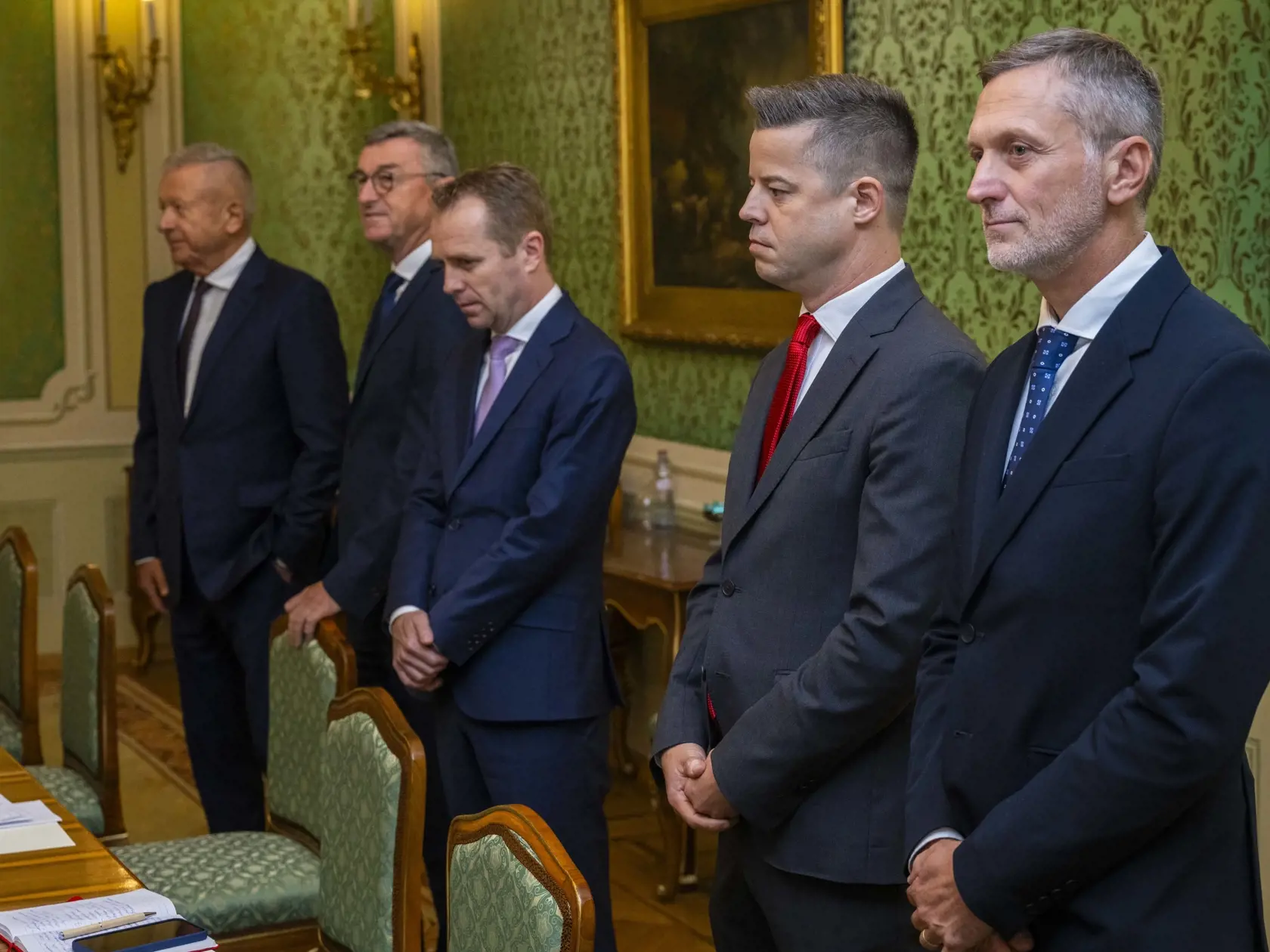 Na snímke zľava viceprezident Zväzu obchodu SR Štefan Mácsadi, predseda predstavenstva Coop Jednota Ján Bilinský, prezident Zväzu obchodu SR Filip Kasana, predseda Slovenskej aliancie moderného obchodu (SAMO) Martin Krajčovič a generálny riaditeľ Tesco Martin Kuruc počas spoločného stretnutia na Úrade vlády SR 19. septembra 2024 v Bratislave.