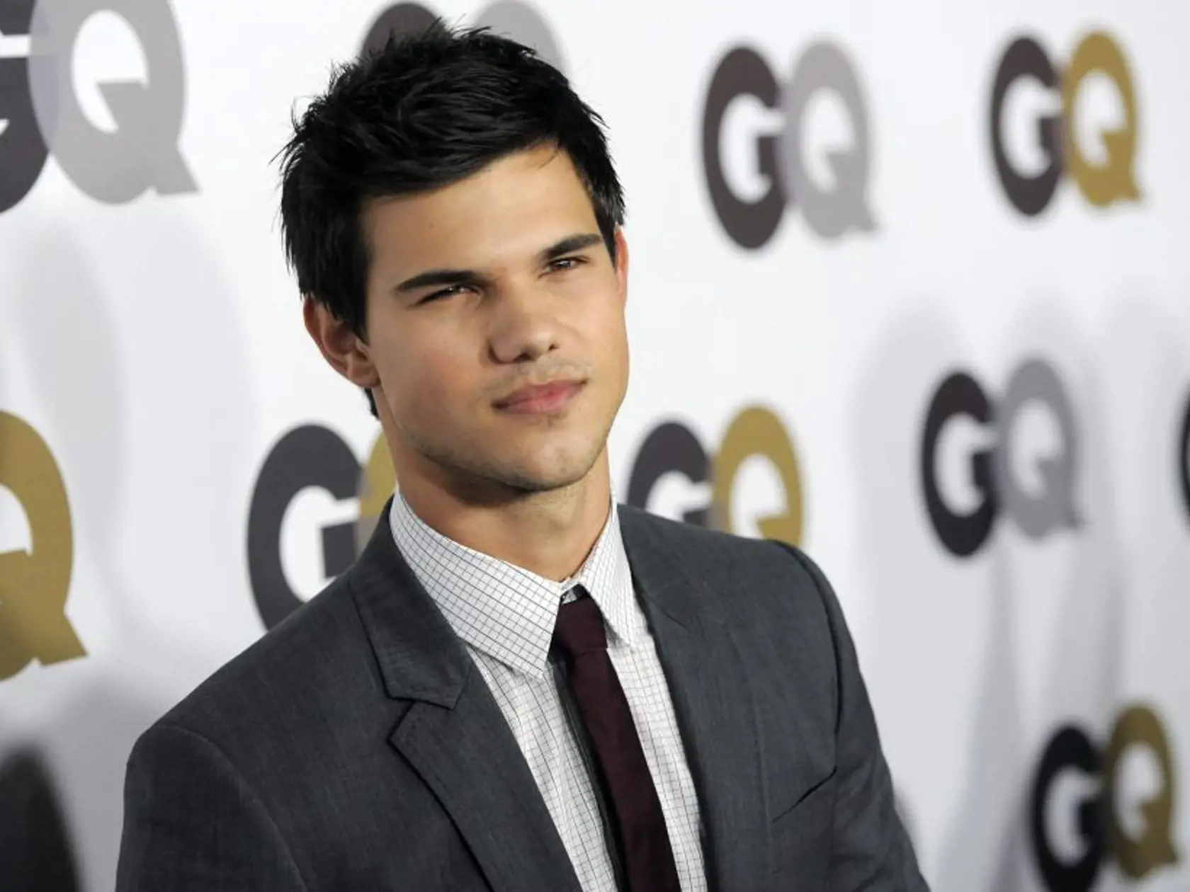 Séria Twilight pritiahla k obrazovkám milióny fanúšičiek. Dôvodom však nebol len nebezpečný upír Robert Pattinson, ale aj vlkolak Taylor Lautner, ktorý sa rovnako usiloval o srdce krásnej Belly (Kristen Stewart).