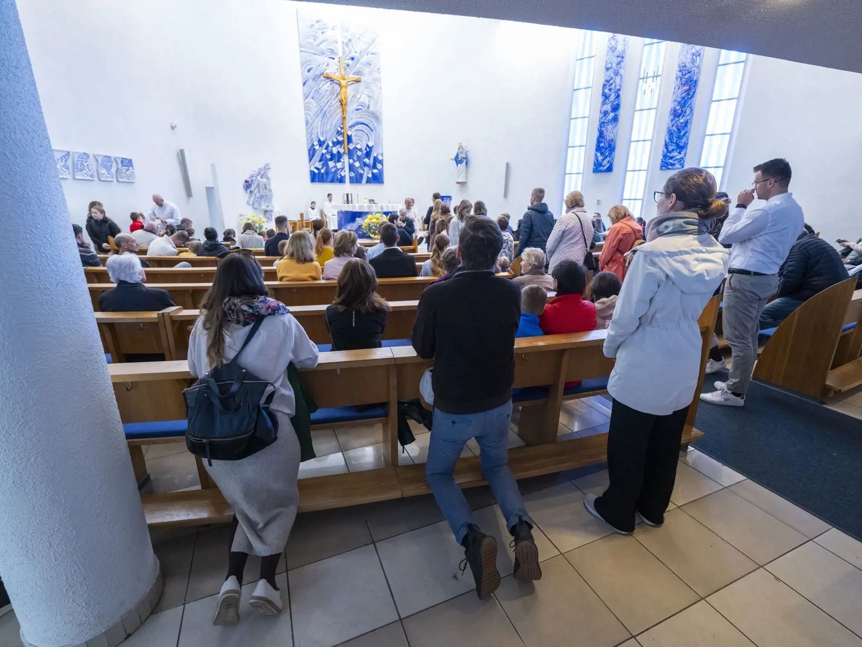 Na snímke svätá omša pri príležitosti sviatku Všetkých svätých vo Farskom kostole Panny Márie Pomocnice kresťanov 1. novembra 2024 v Bratislave. FOTO TASR - Jakub Kotian