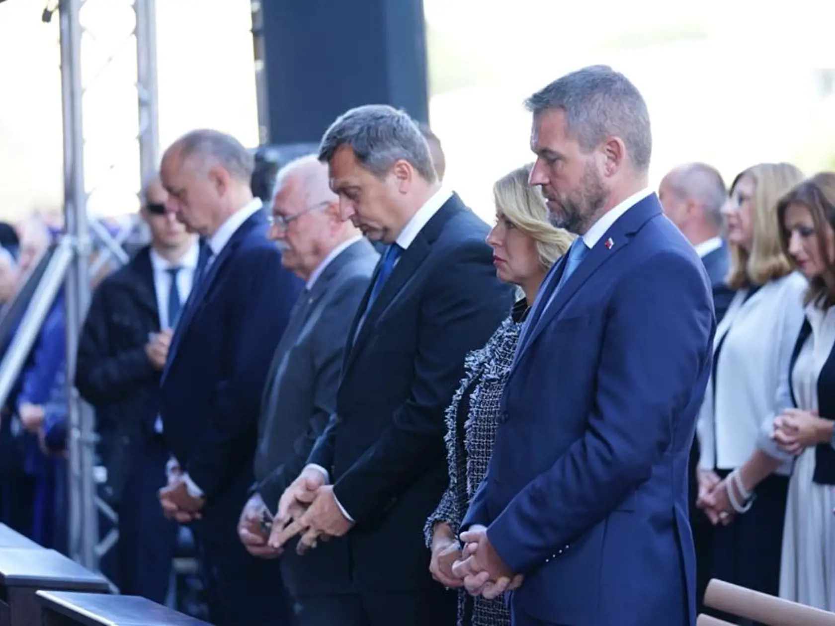Slávnostnú omšu prežívali v prvom rade prezident Andrej Kiska, prezident Ivan Gašparovič, predseda NRSR Andrej Danko, prezidentka Zuzana Čaputová a premiér Peter Pellegrini.