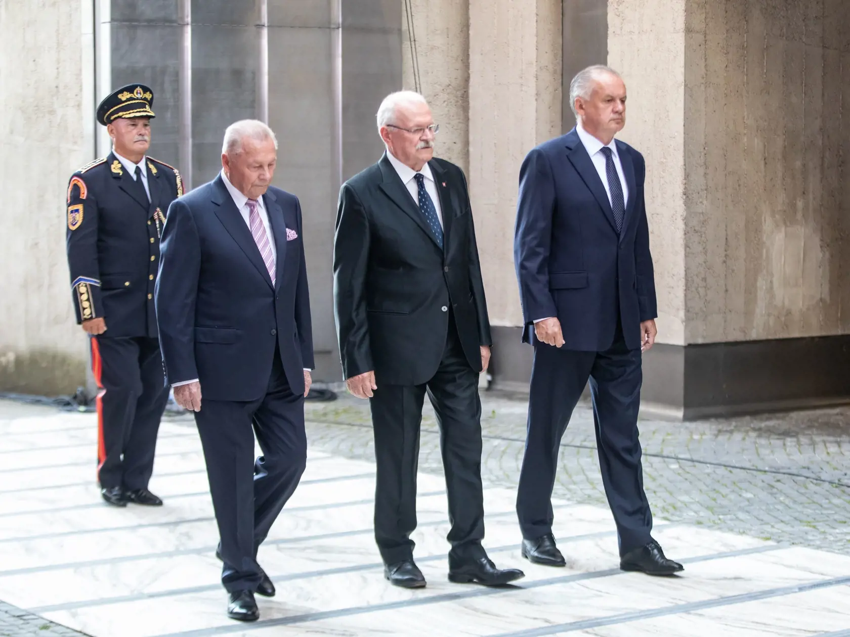 Traja bývalí prezidenti: Padlým počas SNP sa spoločne poklonili aj, zľava, Schuster, Gašparovič a Kiska.