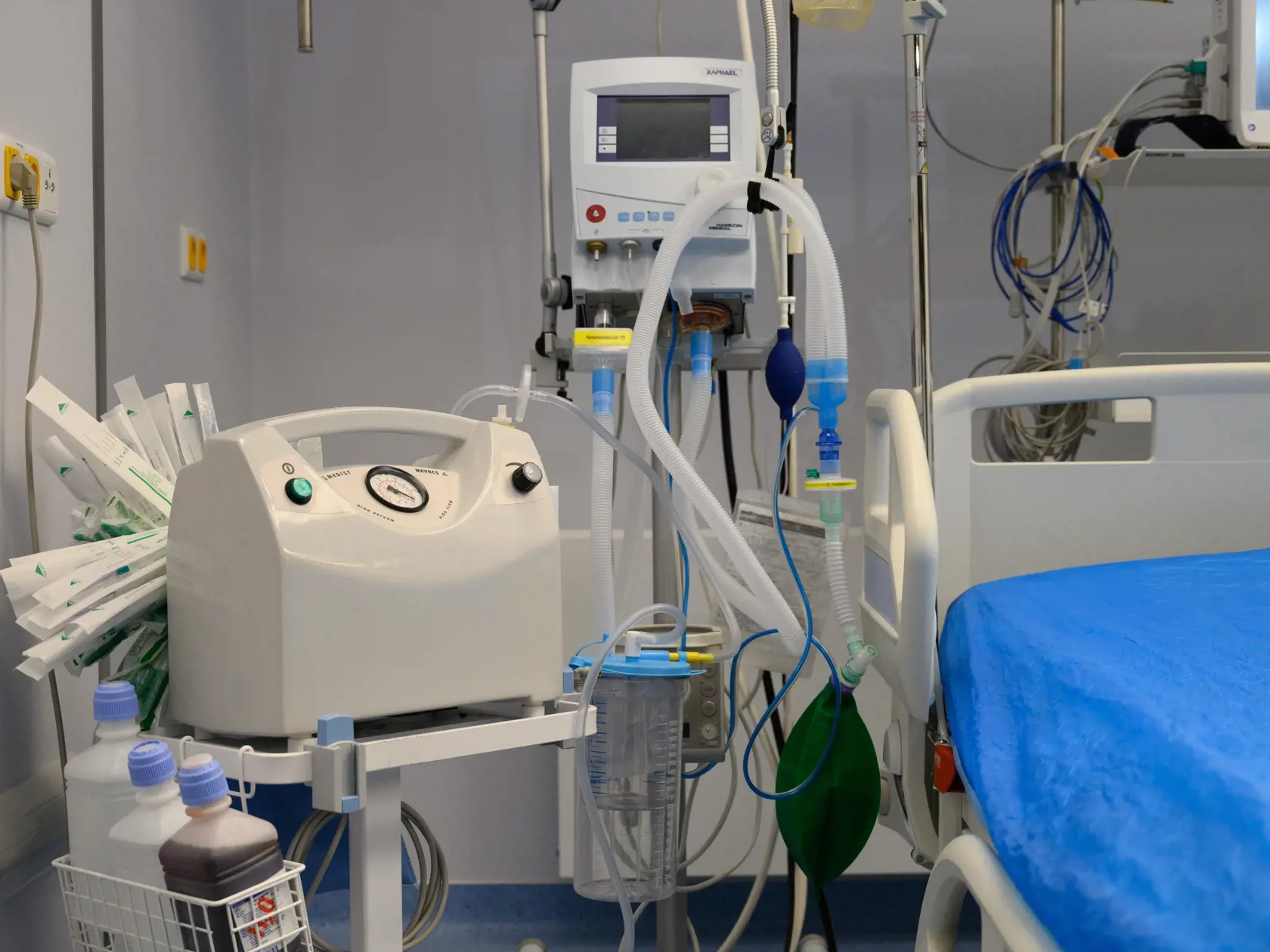 Galantská nemocnica prechádza od štvrtka 7. januára 2021 do červeného režimu. Sieť nemocníc Svet zdravia ju na základe dohody s ministerstvom zdravotníctva reprofilizovala na poskytovanie neodkladnej zdravotnej starostlivosti iba pre COVID pacientov. O pacientov s inými diagnózami sa postarajú nemocnice v okolitých mestách. Na snímke Oddelenie anestéziológie a intenzívnej medicíny (ARO) v nemocnici v Galante. FOTO TASR - Henrich Mišovič