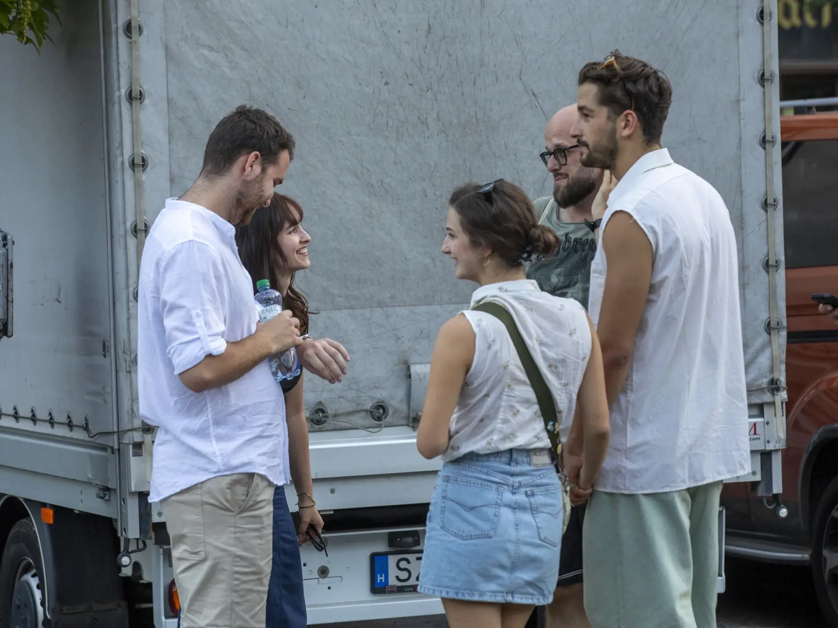 Na snímke je námestie SNP, kde sa koná  Kultúrny mejdan. Organizátori koncertu chcú ukázať pestrosť tvorby slovenských hudobníkov a hudobníčok venujúcich sa elektronickej hudbe a zároveň protestujú proti praktikám ministerky kultúry Martiny Šimkovičovej.
Herec Jakub Jablonský s partnerkou Petrou Dubayovou.