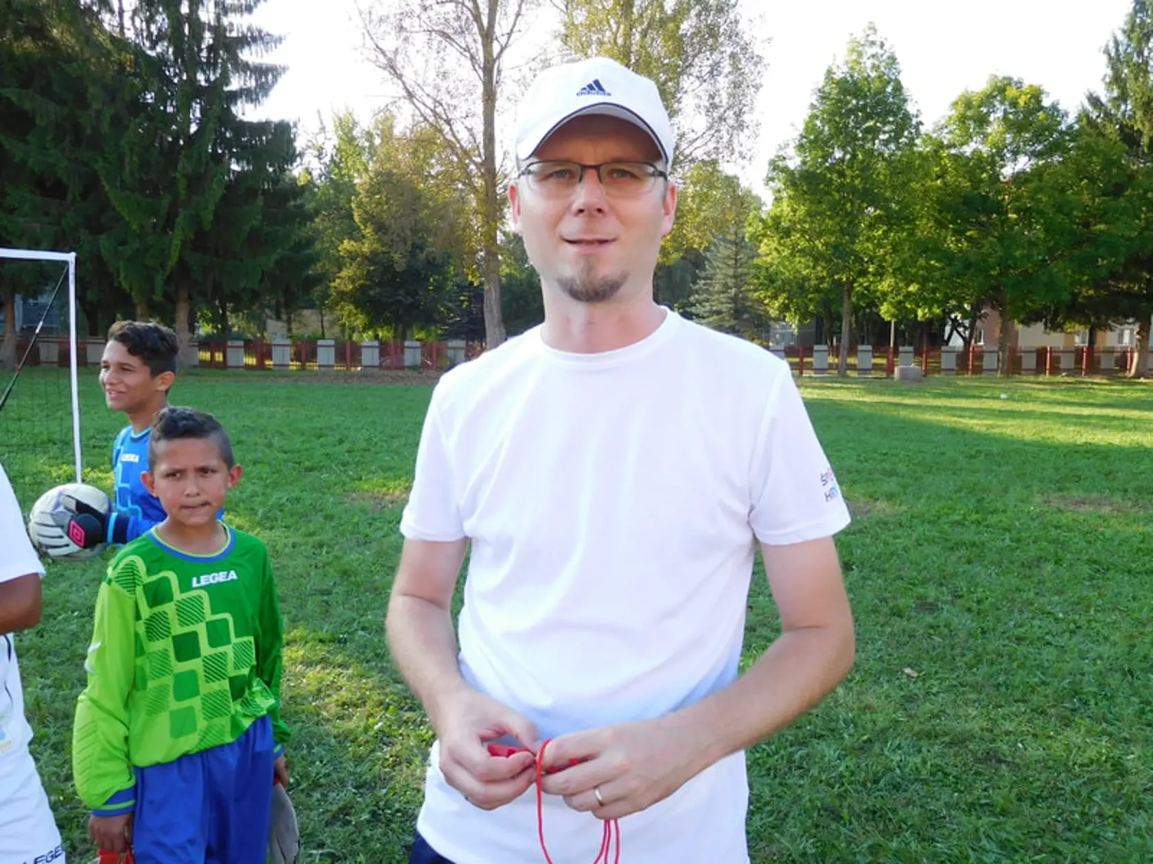 Chlapcov trénuje Pavel Ambros.