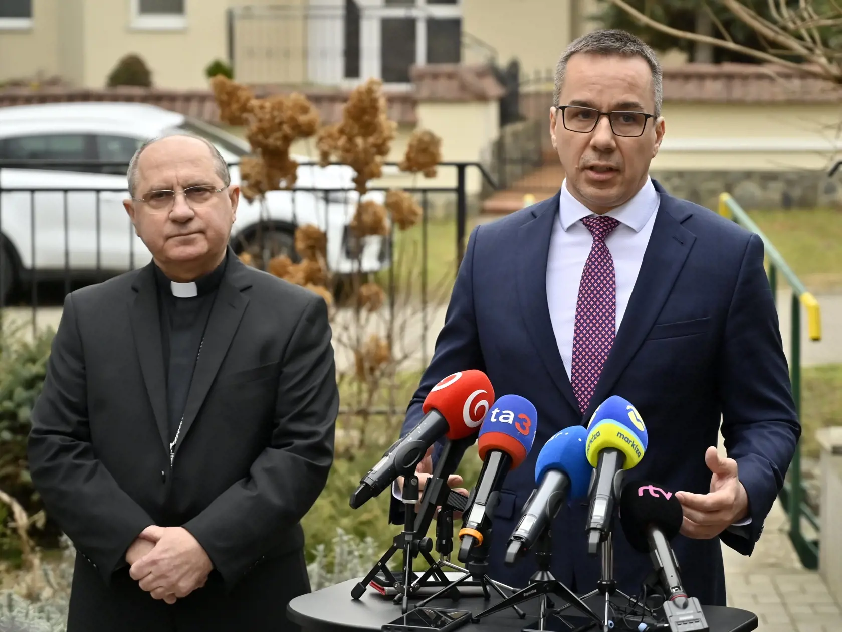 Na snímke zľava arcibiskup Mons. Bernard Bober a minister práce, sociálnych vecí a rodiny Erik Tomáš (Hlas-SD) na tlačovej konferencii na tému: Konkrétna pomoc ľuďom postihnutým zemetrasením, ktorých domy sa stali neobývateľnými alebo ich museli zbúrať v obci Jasenov v okrese Humenné 28. januára 2025. FOTO TASR - Roman Hanc
