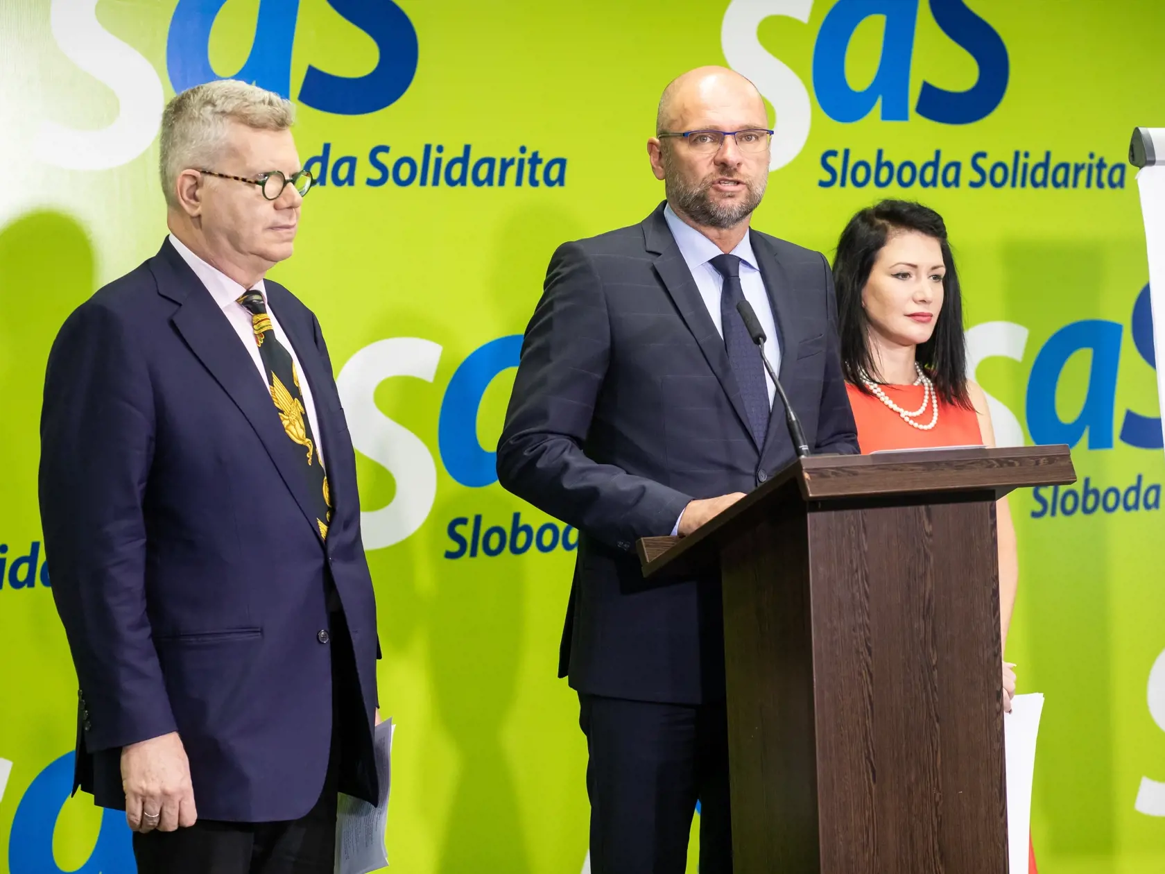 Tlačová konferencia SAS, na fotke: Richard Sulík a Jana Cigániková