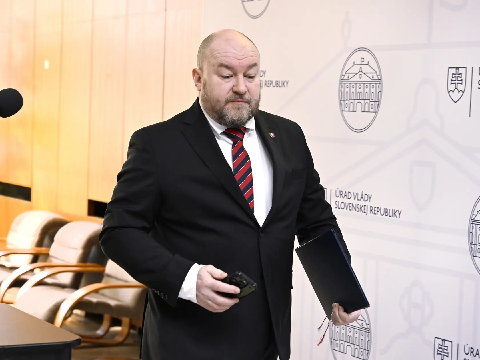 Okrem toho sa v diskusnej relácii dotkli tvrdení splnomocnenca vlády pre preverenie procesu riadenia a manažovania zdrojov počas pandémie COVID-19 Petra Kotlára. Podľa Huliaka má v istých veciach a prevažnej miere pravdu. Stohlová si to nemyslí. Diskutovali aj o návrhu ústavného zákona, ktorý má do Ústavy SR zakotviť dve pohlavia - muža a ženu.