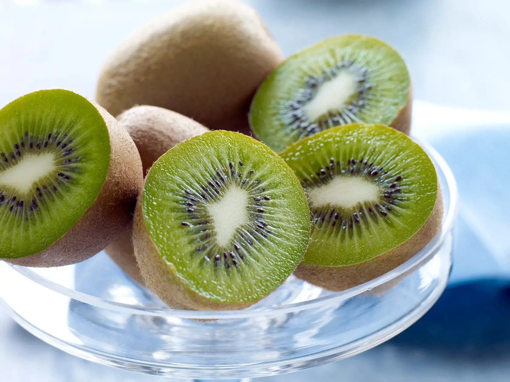 Dajte STOP starnutiu. Doprajte si pravidelne kiwi, ktoré vďaka vysokému obsahu vitamínu C spomaľuje starnutie. A ak ste nevedeli, že tento vitamín zvyšuje schopnosť vyrábať kolagén, dobre si tento fakt zapamätajte.