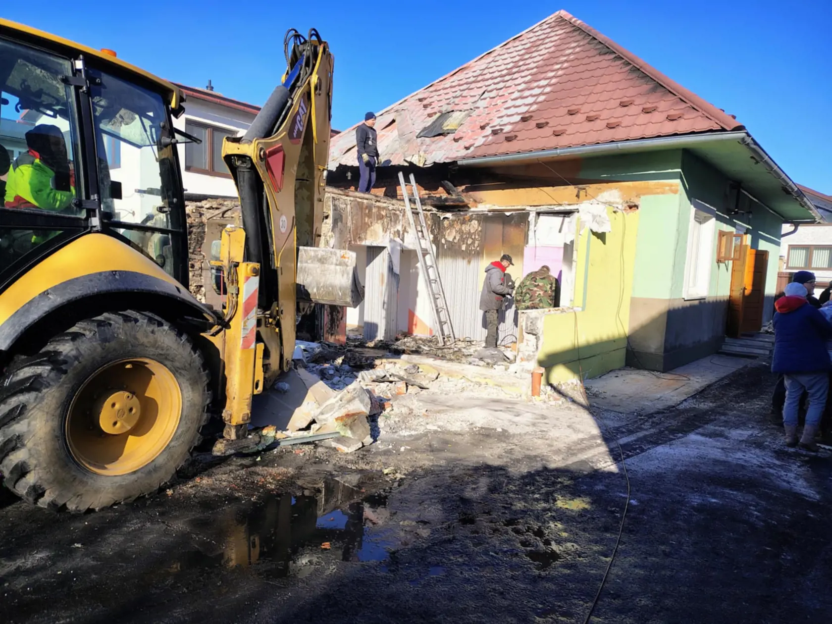 Požiar, ku ktorému došlo v pondelok (13.1.) popoludní, spôsobil nenapraviteľné škody – zhorel dom, dielňa a všetko, čo v nej Peter dlhé roky budoval. 