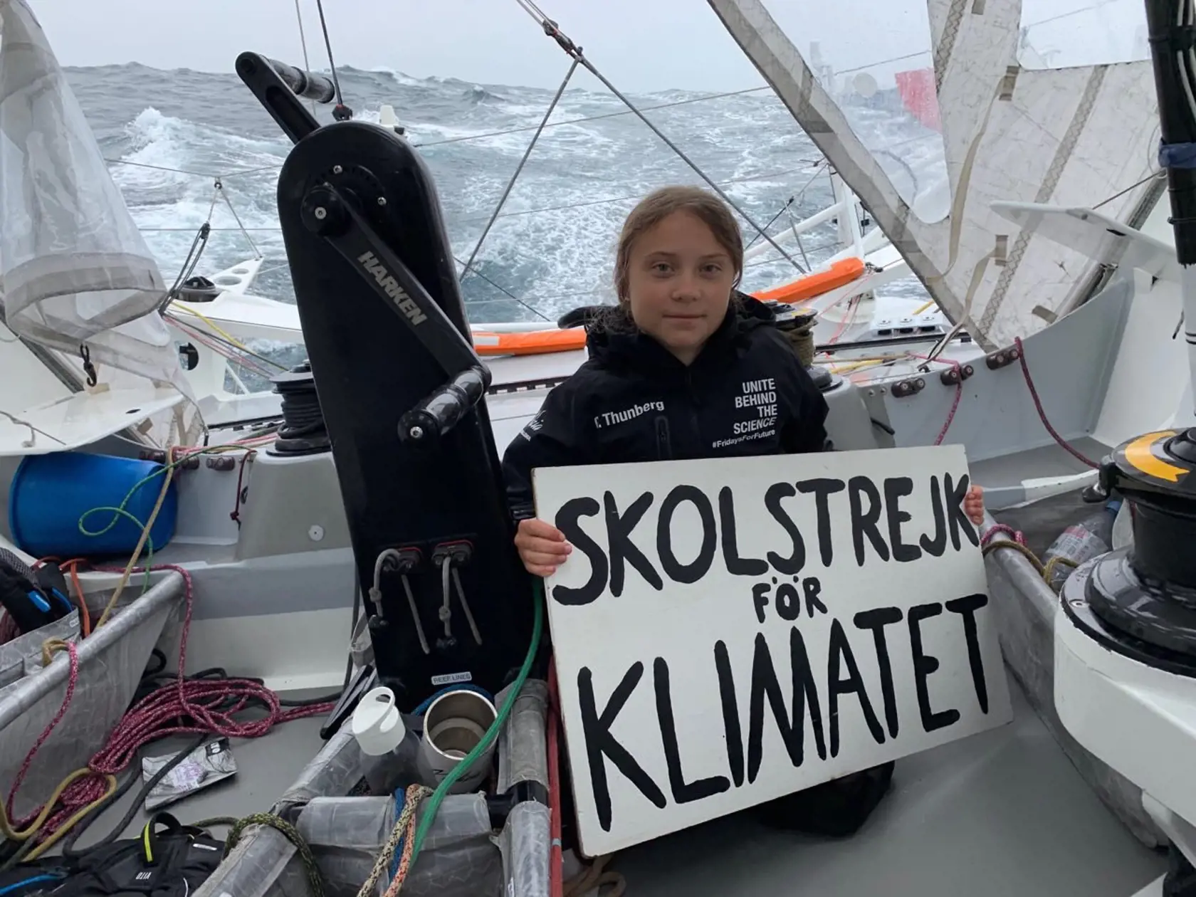 Mladá Švédka takisto kritizovala amerického prezidenta Donalda Trumpa, ktorý je v súvislosti s klimatickými zmenami skeptický. "Môj odkaz preňho je, že by mal počúvať vedu, čo očividne nerobí," povedala.