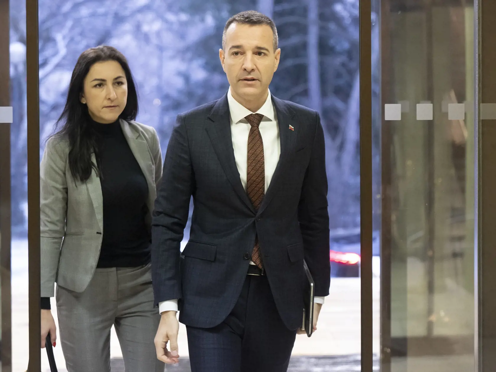 Na snímke minister školstva, výskumu, vývoja a mládeže SR Tomáš Drucker (Hlas-SD) prichádza na 68. zasadnutie Vlády SR v Bratislave v utorok 21. januára 2025. FOTO TASR - Martin Baumann