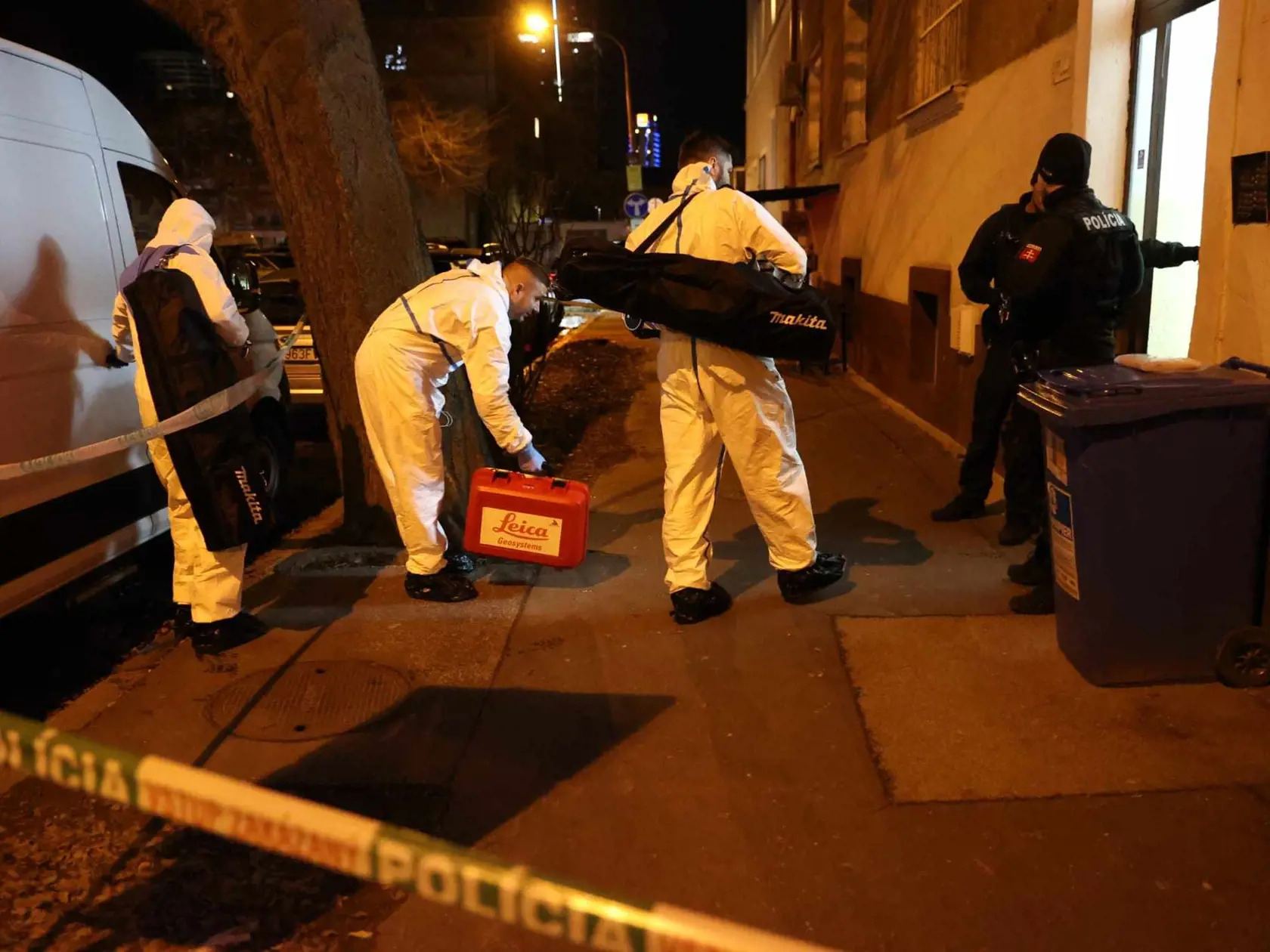 Jej telo našli privolaní policajti v zohavenom stave.
