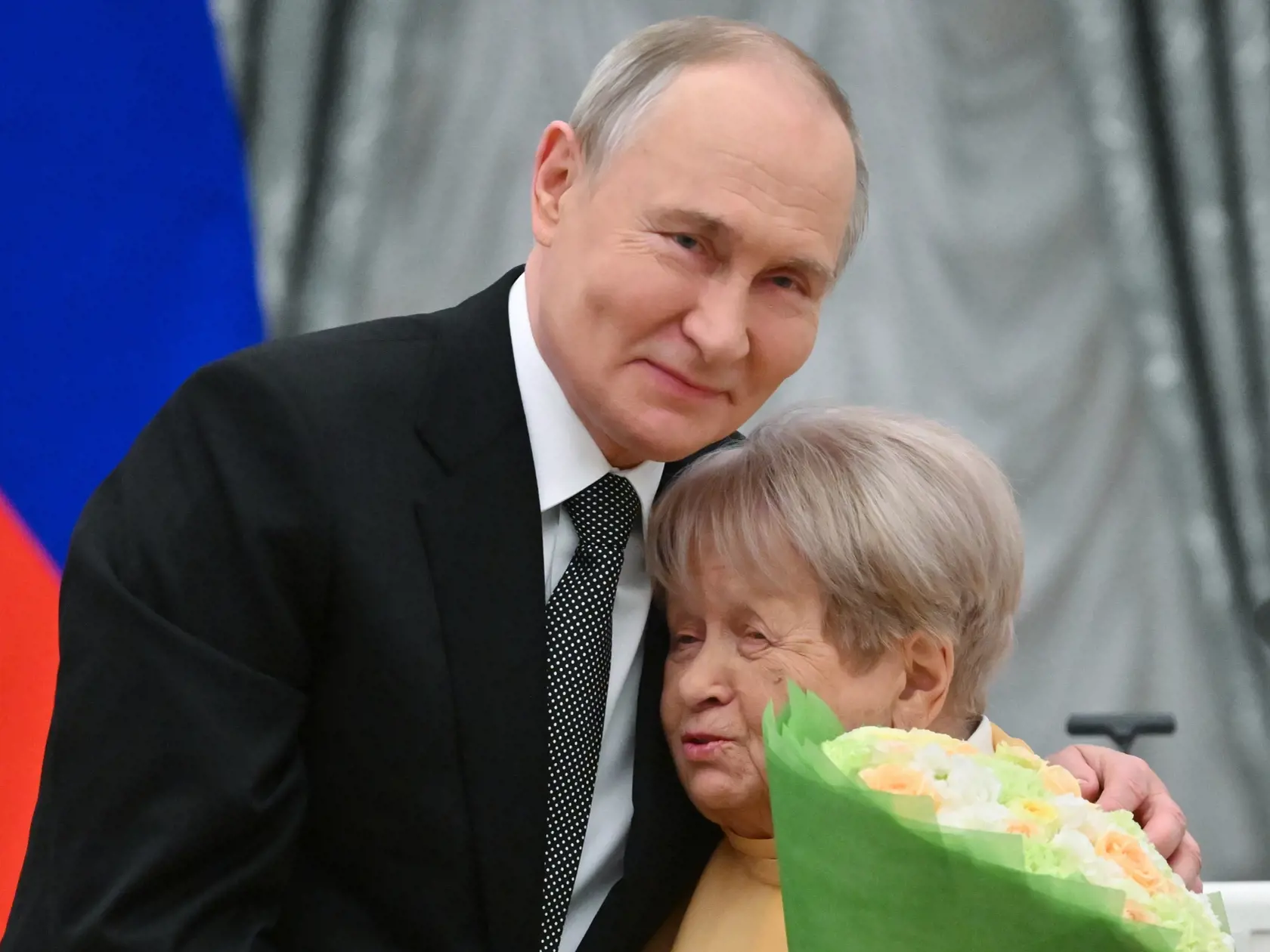 Ruský prezident Vladimir Putin (vľavo) gratuluje skladateľke Alexandre Pachmutovovej po tom, ako jej udelil titul Hrdinka práce Ruska počas slávnostného odovzdávania štátnych vyznamenaní prominentným ruským občanom za ich zásluhy v rôznych spoločenských oblastiach v Kremli v Moskve 12. decembra 2024.