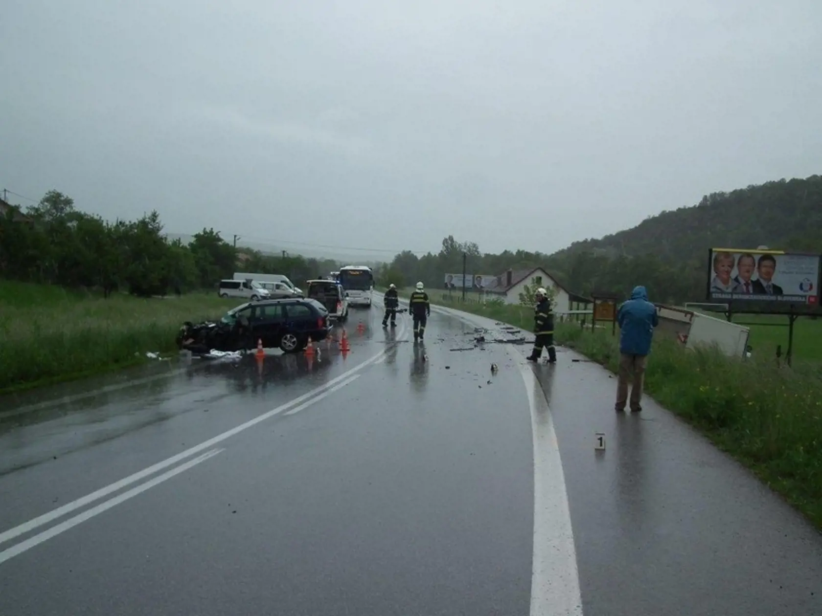 Auto s predvolebnými letákmi sa čelne zrazilo s nákladiakom a ten skončil pod reklamou Kozlíka.
