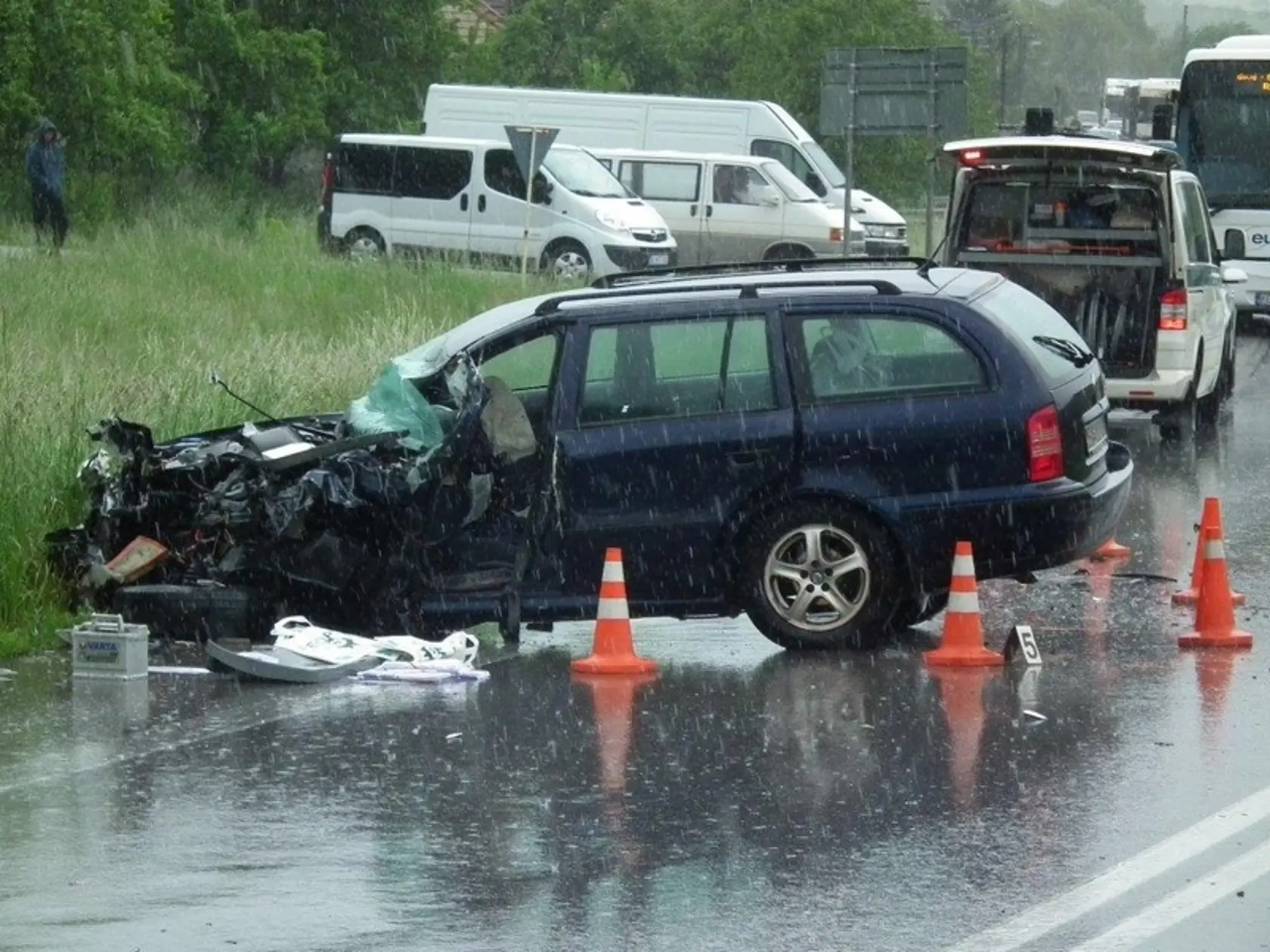 Auto s predvolebnými letákmi sa čelne zrazilo s nákladiakom a ten skončil pod reklamou Kozlíka.