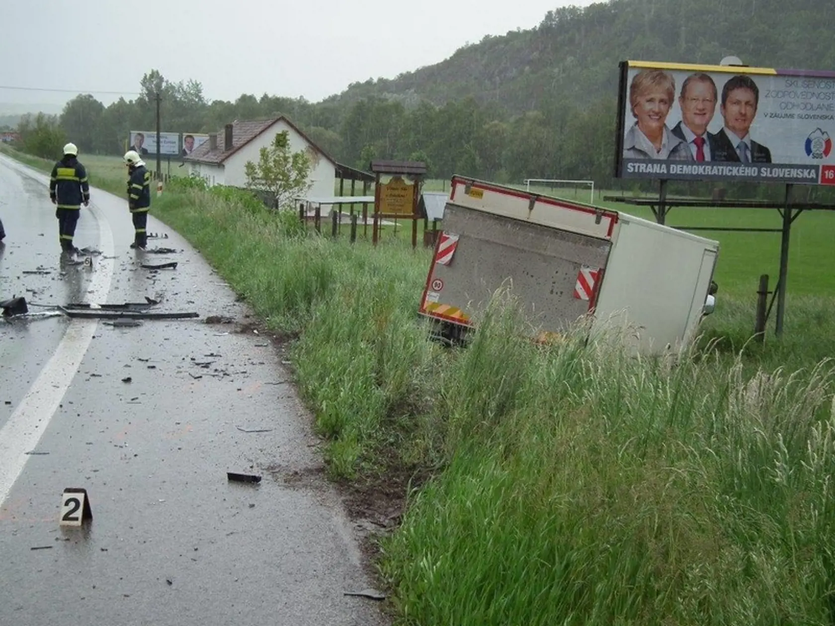 Auto s predvolebnými letákmi sa čelne zrazilo s nákladiakom a ten skončil pod reklamou Kozlíka.