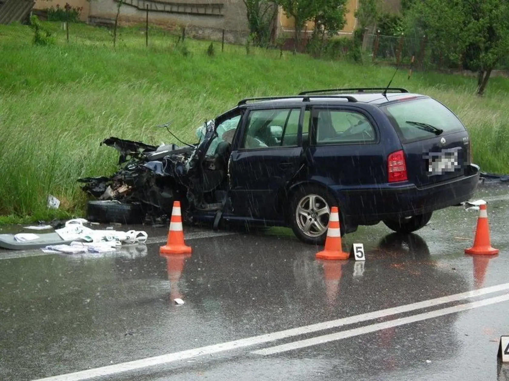 Auto s predvolebnými letákmi sa čelne zrazilo s nákladiakom a ten skončil pod reklamou Kozlíka.