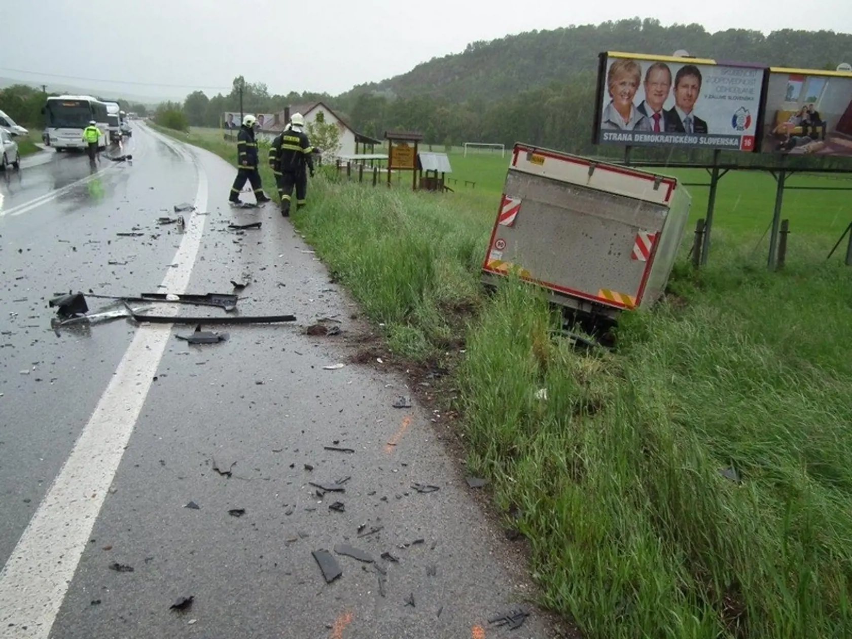 Auto s predvolebnými letákmi sa čelne zrazilo s nákladiakom a ten skončil pod reklamou Kozlíka.