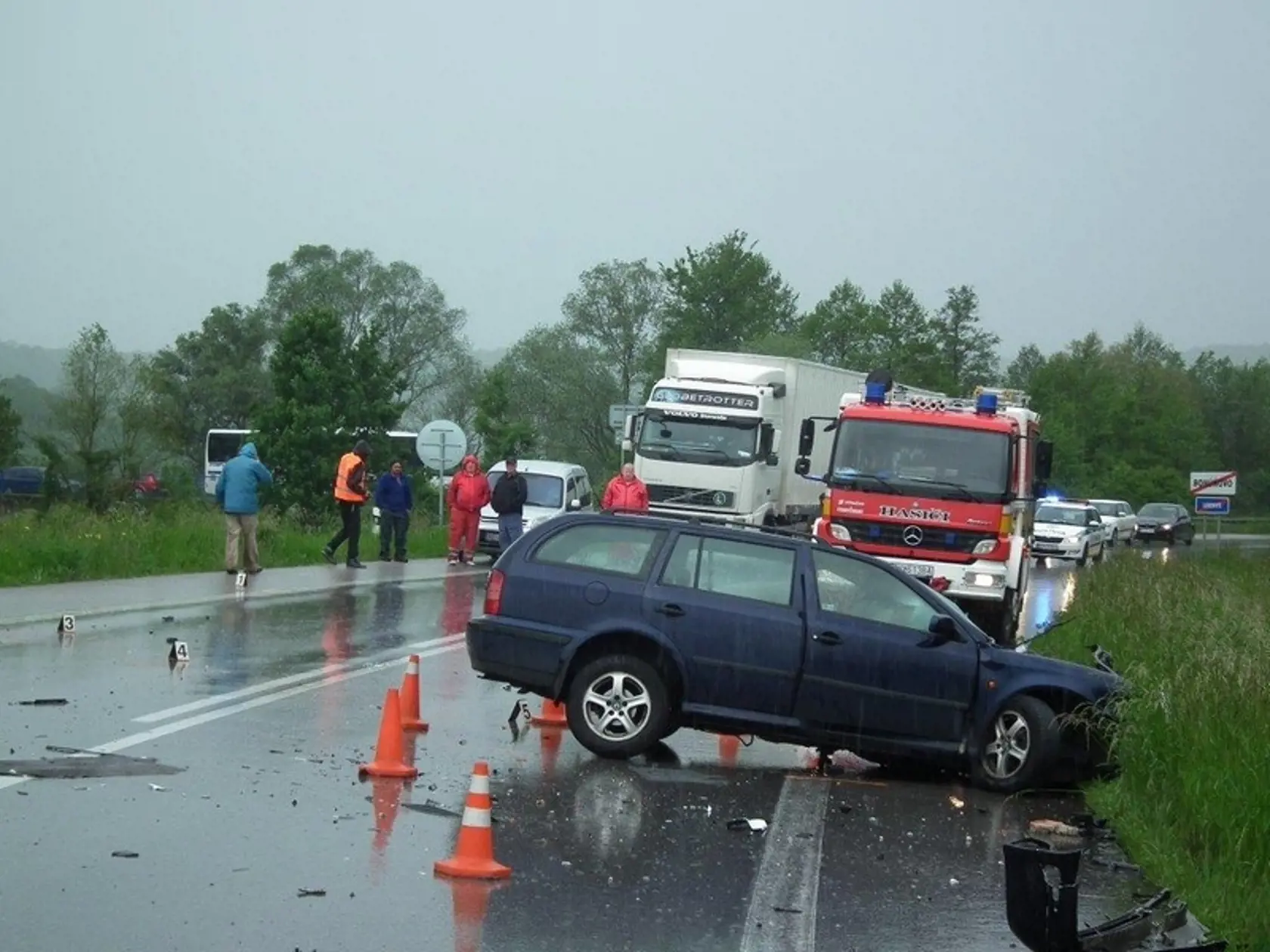 Auto s predvolebnými letákmi sa čelne zrazilo s nákladiakom a ten skončil pod reklamou Kozlíka