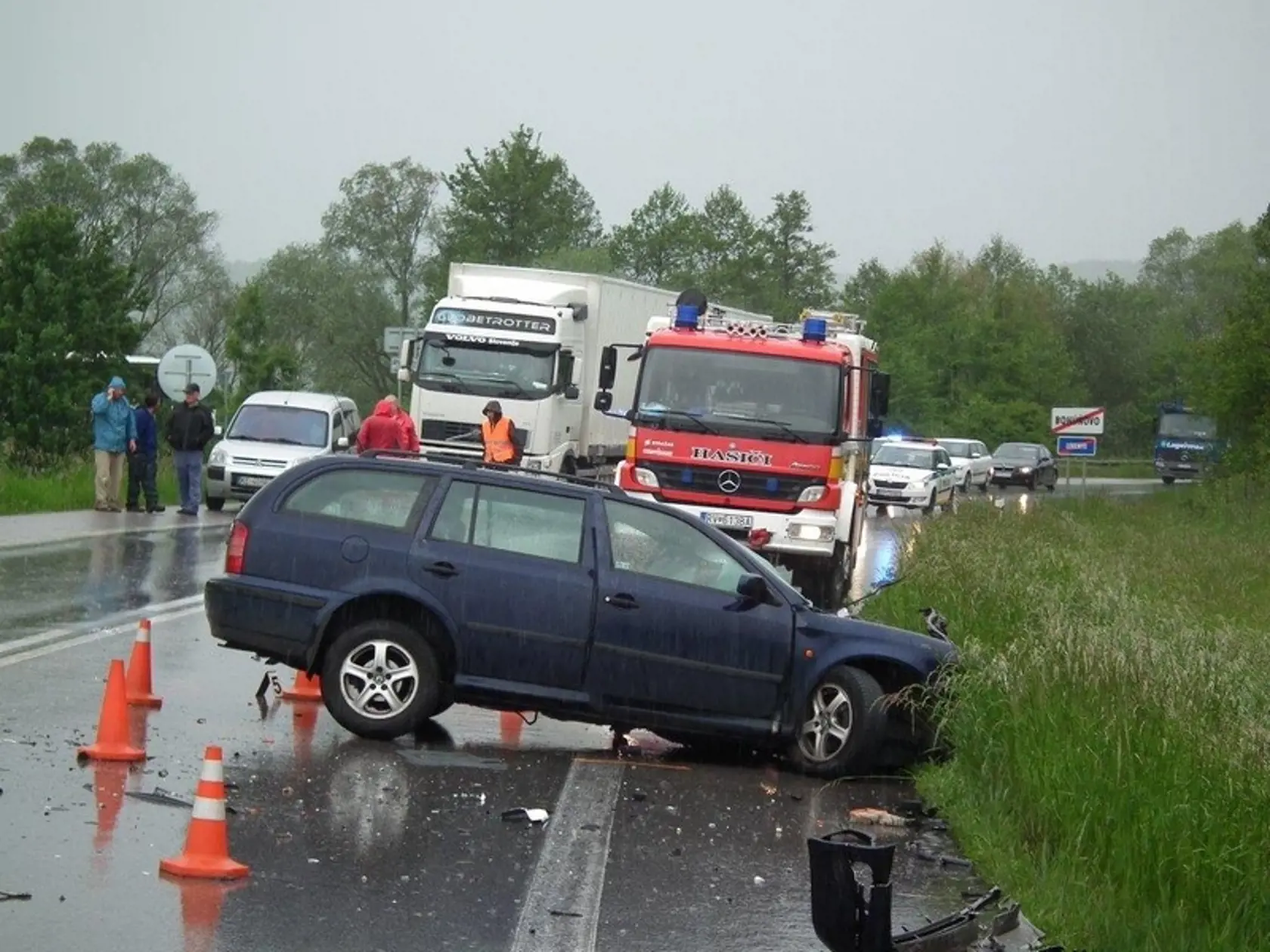 Auto s predvolebnými letákmi sa čelne zrazilo s nákladiakom a ten skončil pod reklamou Kozlíka.