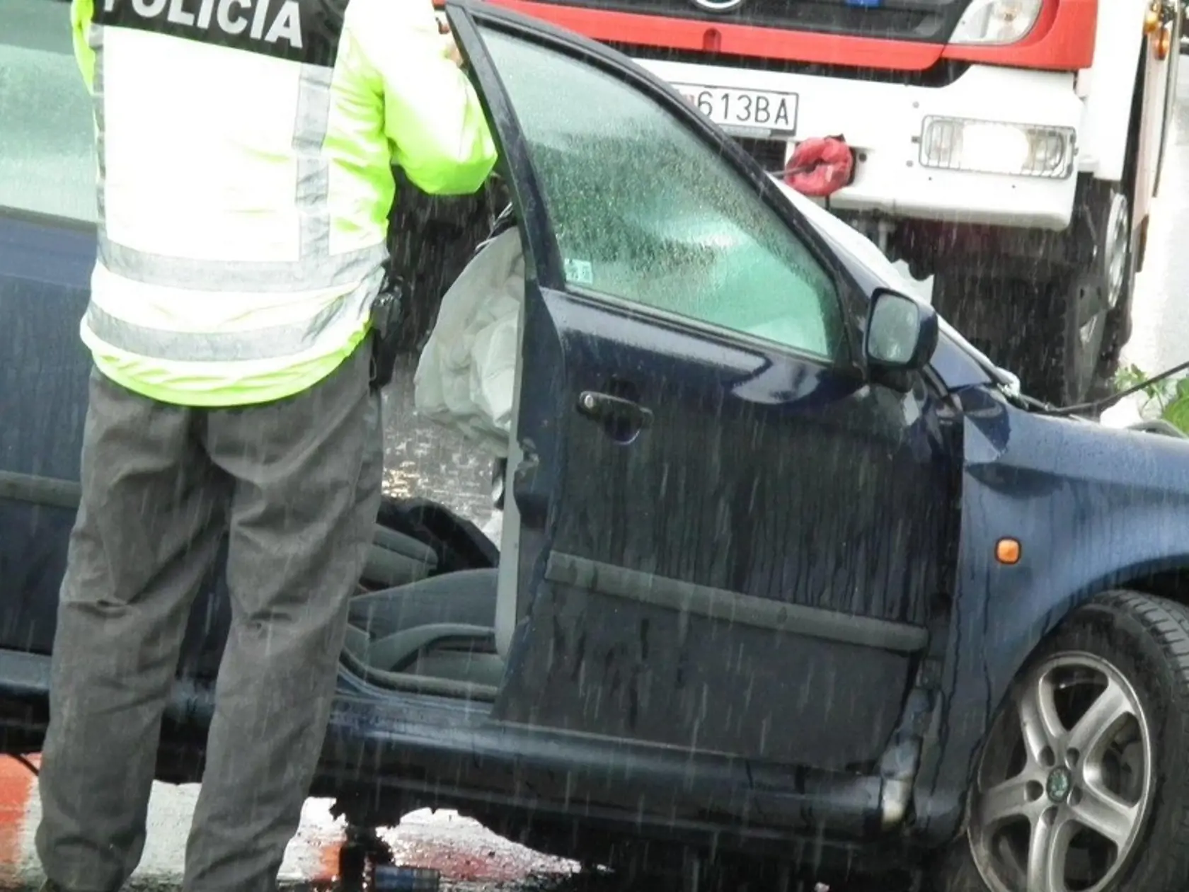 Auto s predvolebnými letákmi sa čelne zrazilo s nákladiakom a ten skončil pod reklamou Kozlíka.