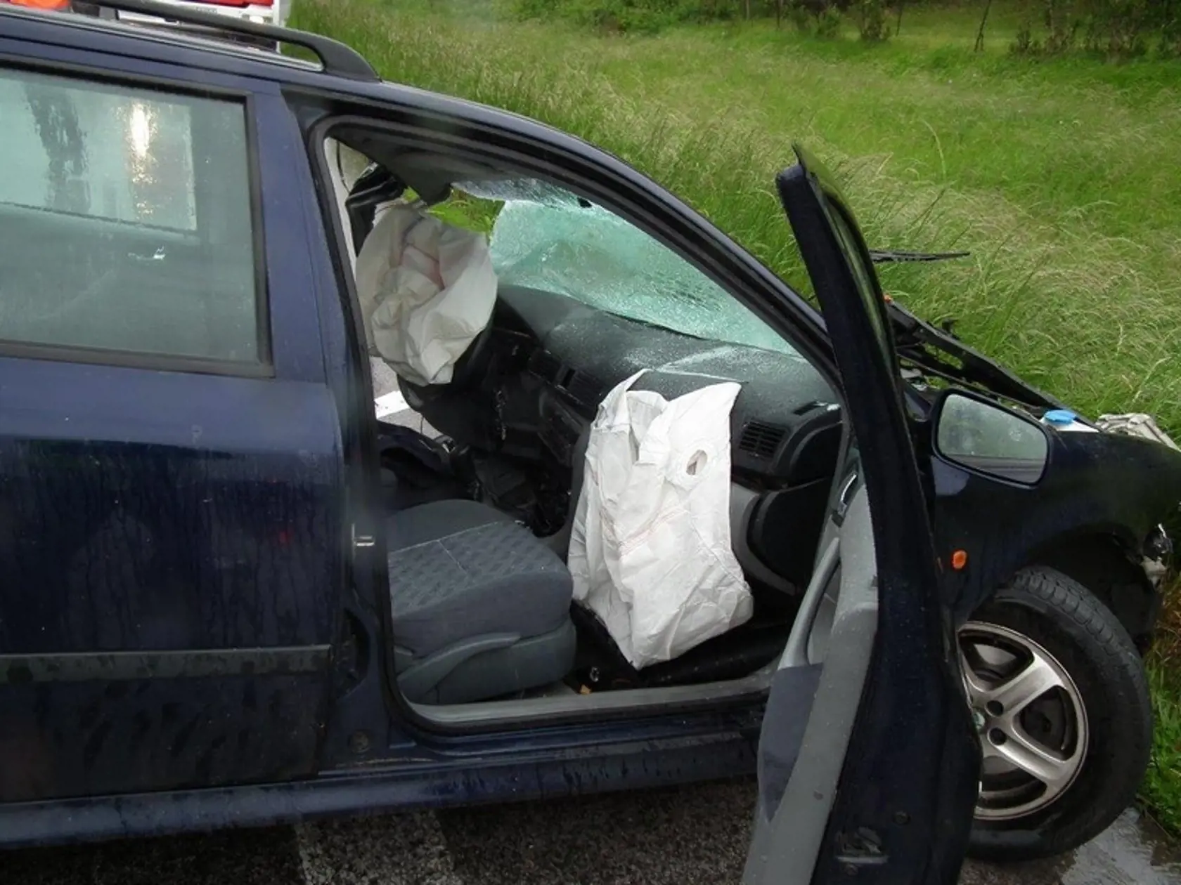 Auto s predvolebnými letákmi sa čelne zrazilo s nákladiakom a ten skončil pod reklamou Kozlíka.