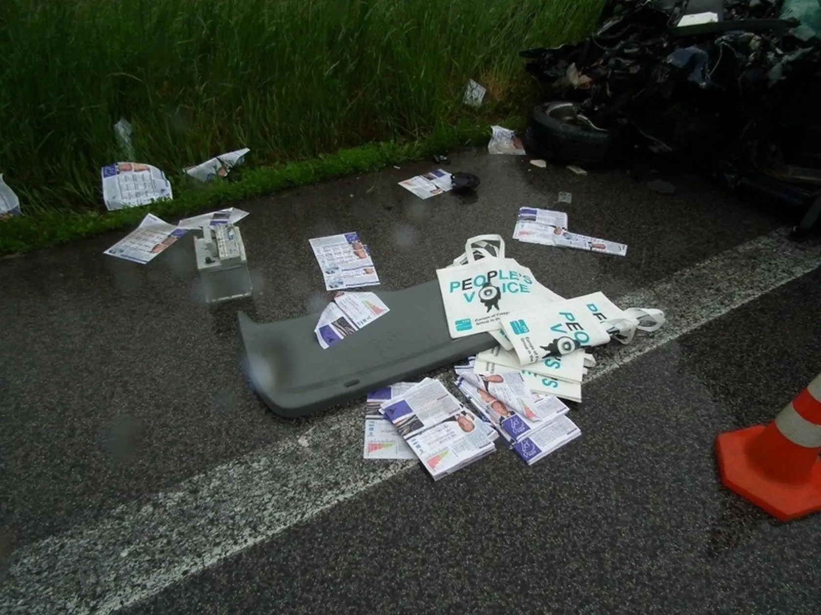 Auto s predvolebnými letákmi sa čelne zrazilo s nákladiakom a ten skončil pod reklamou Kozlíka.