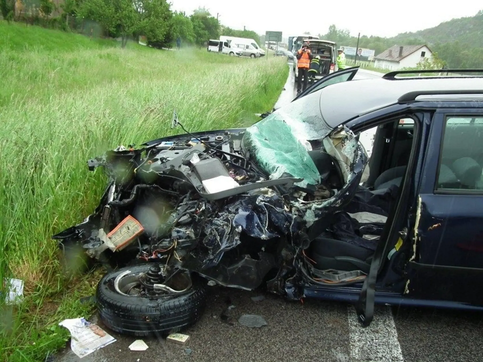 Auto s predvolebnými letákmi sa čelne zrazilo s nákladiakom a ten skončil pod reklamou Kozlíka.