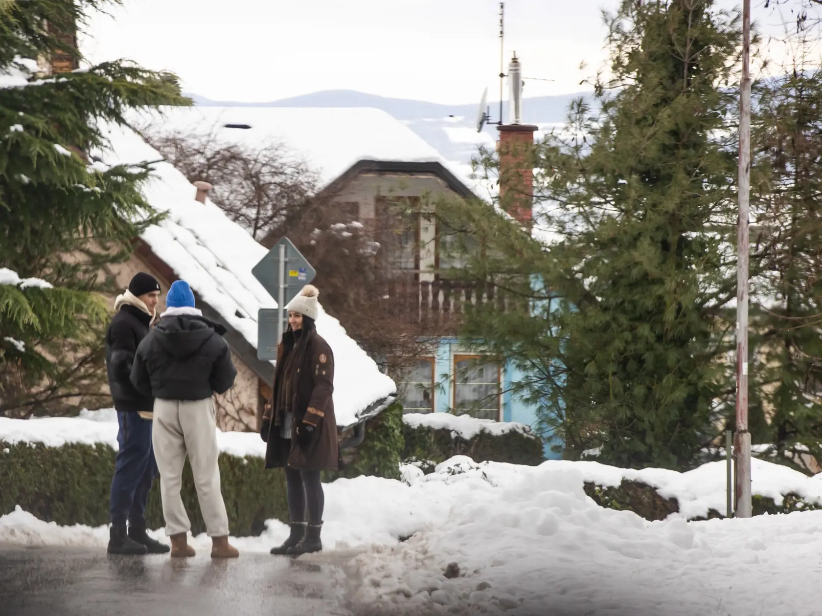Majka Demitrová sa počas prechádzky 24. decembra mohla spokojne usmievať. Na prechádzke jej robil spoločnosť aj právnik Peter Bak, ktorý je vraj jej novým priateľom.