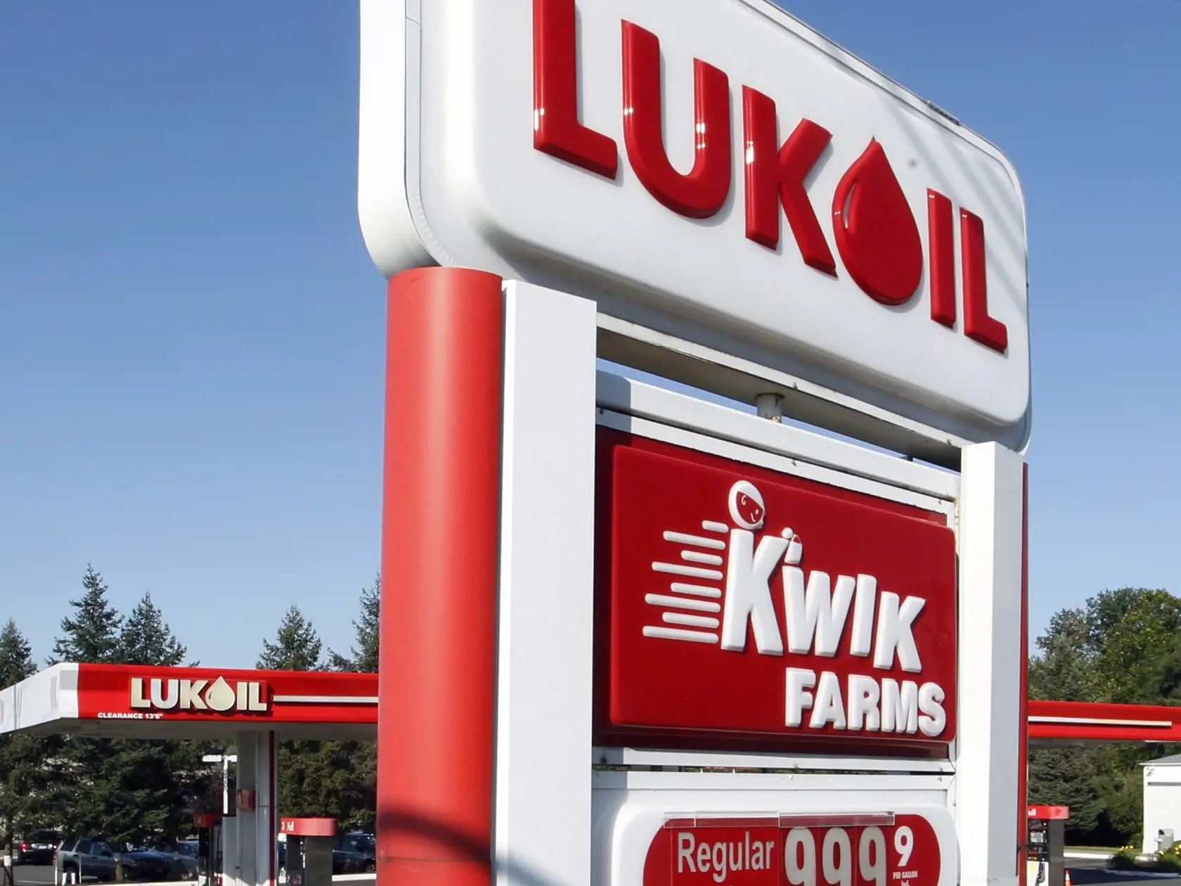 Ukrajina prestala prepravovať ropu od ruského dodávateľa Lukoil. Zastavenie dodávok ropy, ktorú odoberala aj bratislavská rafinéria Slovnaft, potvrdilo Ministerstvo hospodárstva (MH) SR.