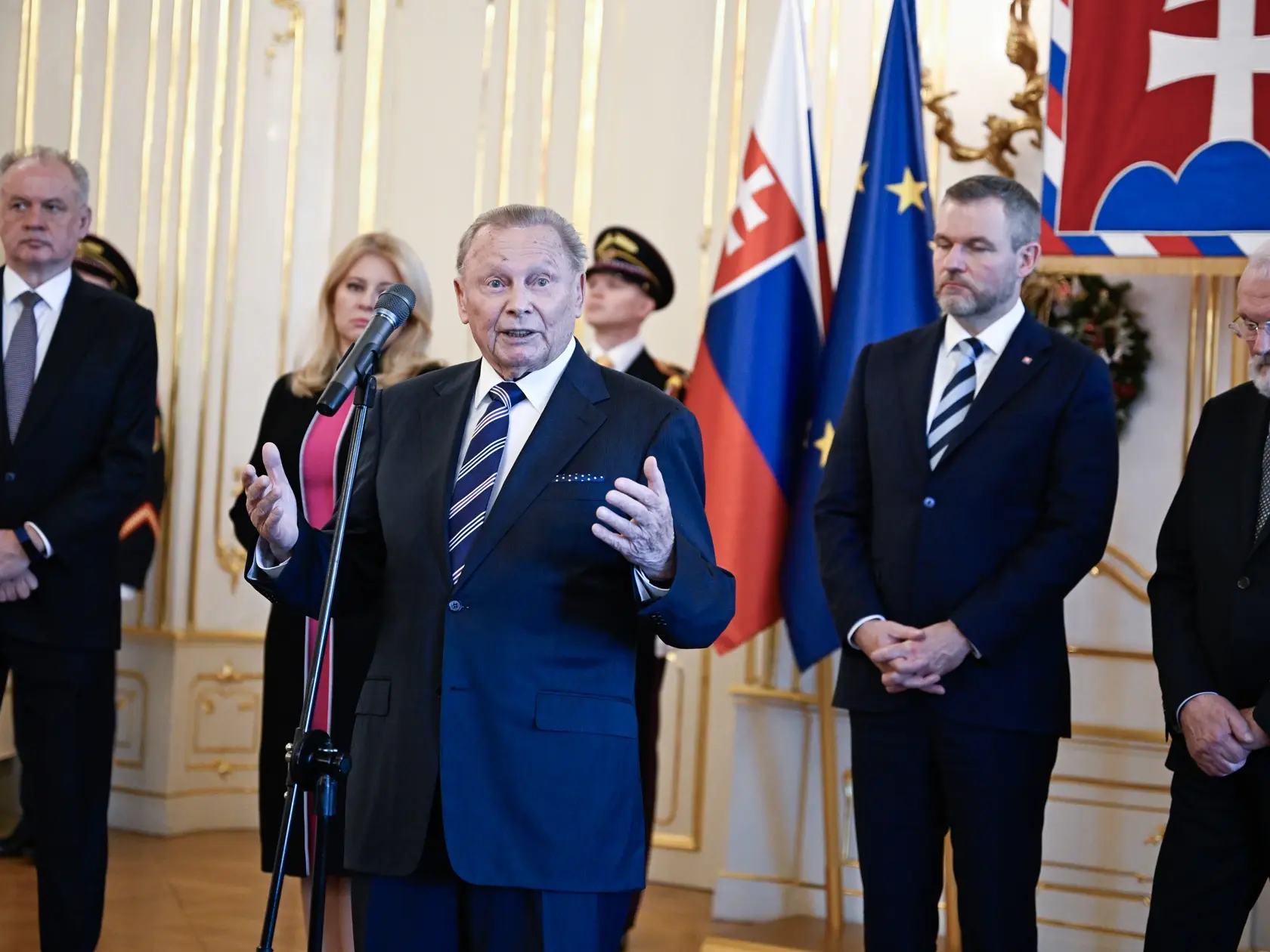 Na snímke bývalí prezidenti SR zľava Andrej Kiska, Zuzana Čaputová, Rudolf Schuster, súčasná hlava štátu Peter Pellegrini a Ivan Gašparovič počas záverečného vyjadrenia po tradičnom novoročnom obede v pondelok 13. januára 2025 v Prezidentskom paláci v Bratislave. FOTO TASR - Pavel Neubauer


