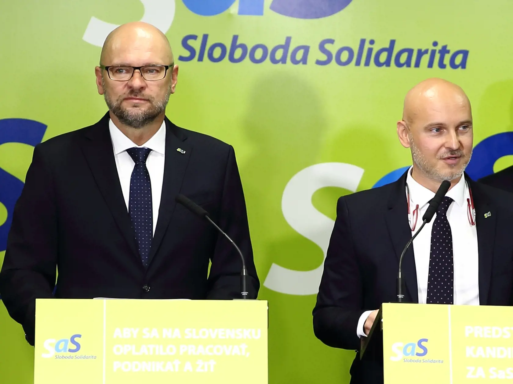 Na snímke je Richard Sulík, predseda strany a Branislav Gröhling na tlačovej konferencii v Bratislave.
