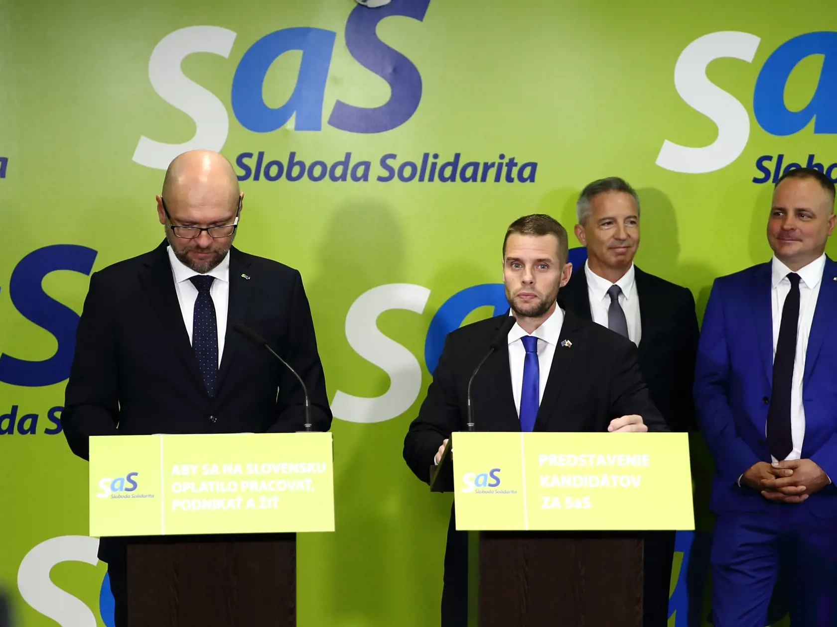 Na snímke je Richard Sulík, predseda strany a Martin Klus na tlačovej konferencii v Bratislave.