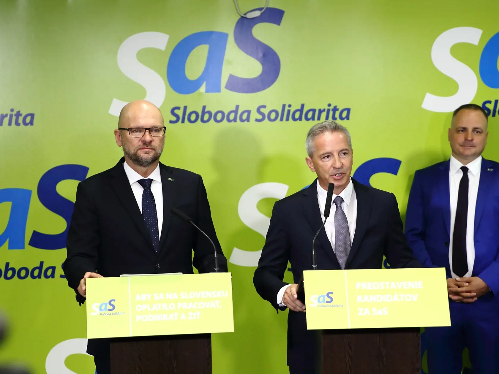 Na snímke je Richard Sulík, predseda strany a Václav Mika na tlačovej konferencii v Bratislave.