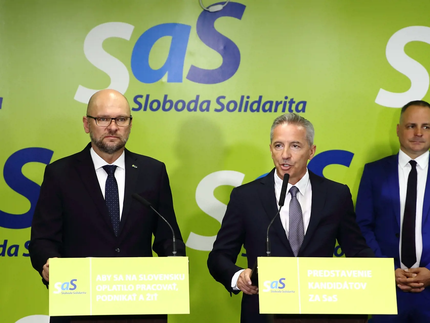 Na snímke je Richard Sulík, predseda strany a Václav Mika na tlačovej konferencii v Bratislave.