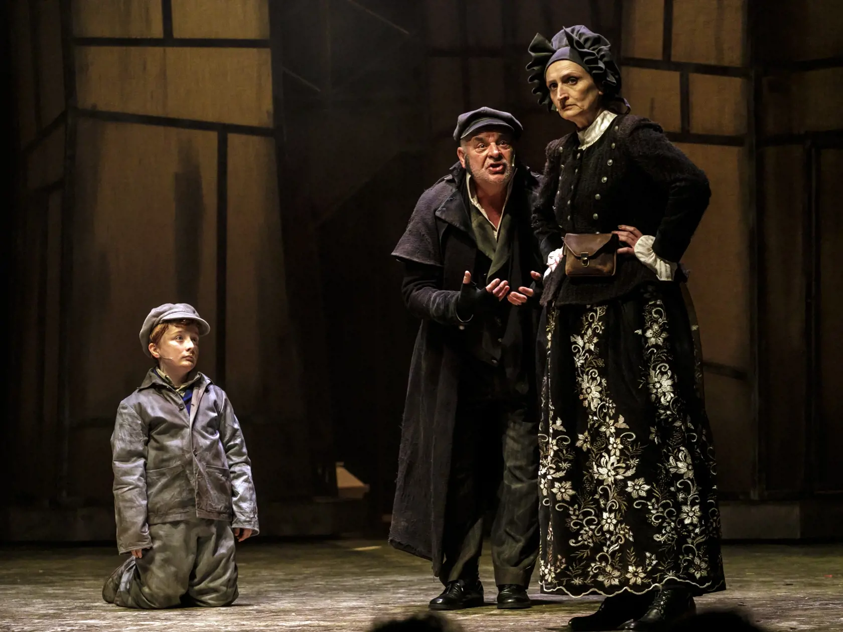 Na snímke zľava herci Tomáš Novák (Oliver Twist) a Csongor Kassai (Fagin) počas verejnej generálky muzikálu Oliver! v Divadle Nová scéna v Bratislave 7. marca 2024. FOTO TASR - Dano Veselský