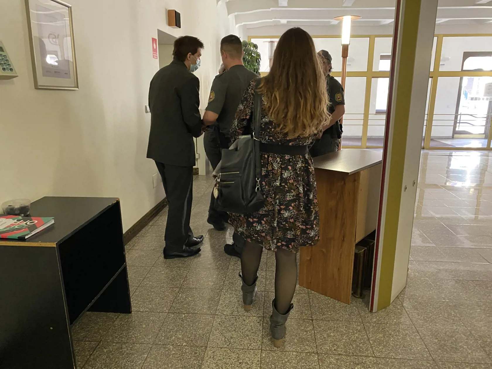 Lukáša odvádza justičná stráž do väzby. Svoju vetrovku odovzdal manželke Zuzane, ktorá ju držiac v náručí odkráčala s plačom z budovy prešovského krajského súdu.