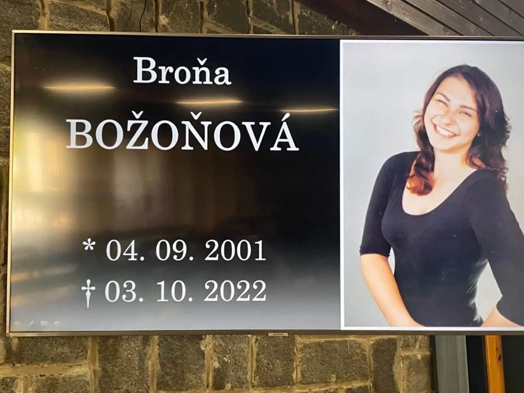 Bronina mama: "Predvčerom vám pán farár, za spoluúčasti nás a Marekových rodičov odslúžil omšu za vaše zasnúbenie. Dnes sa s tebou s obrovským žiaľom a hlbokou ranou v srdci lúčime a puká nám z toho srdce.”