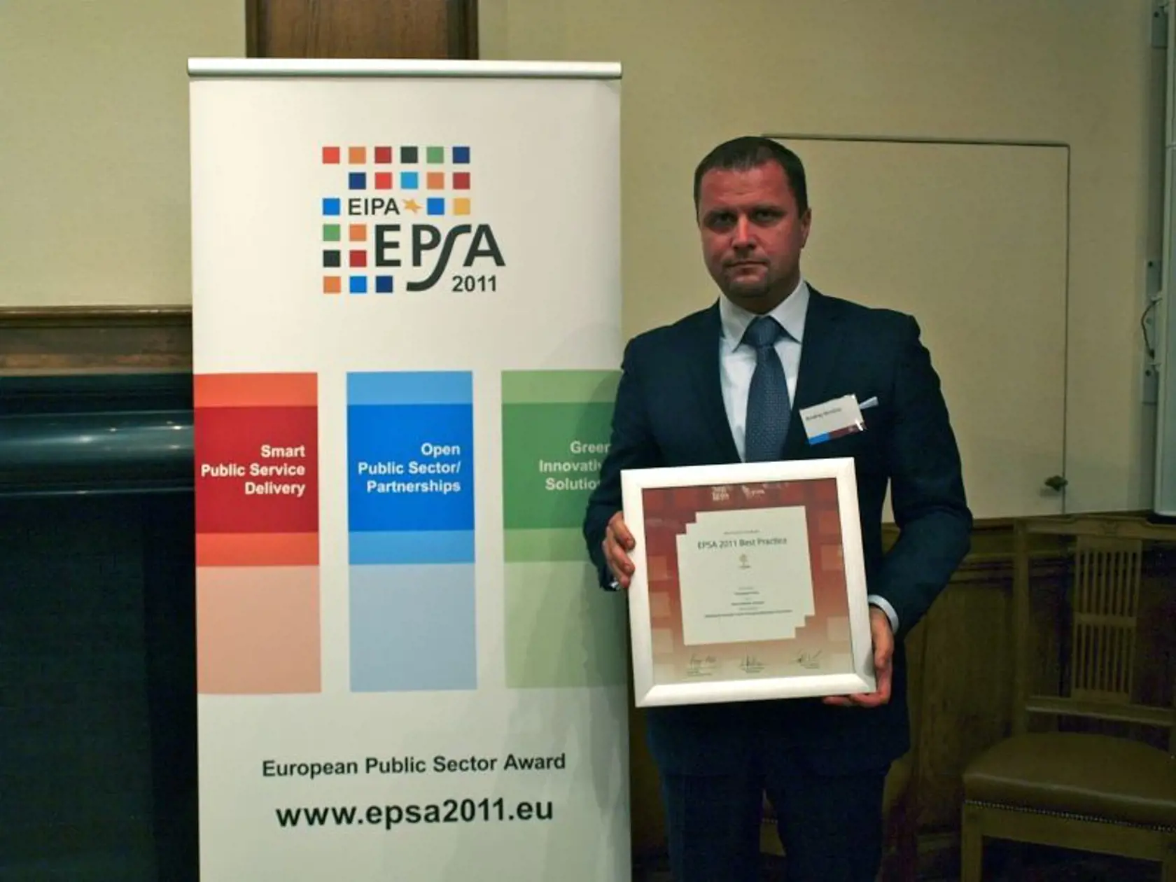 SO VZÁCNYM OCENENÍM: Certifikát si prevzal primátor Andrej Hrnčiar.
