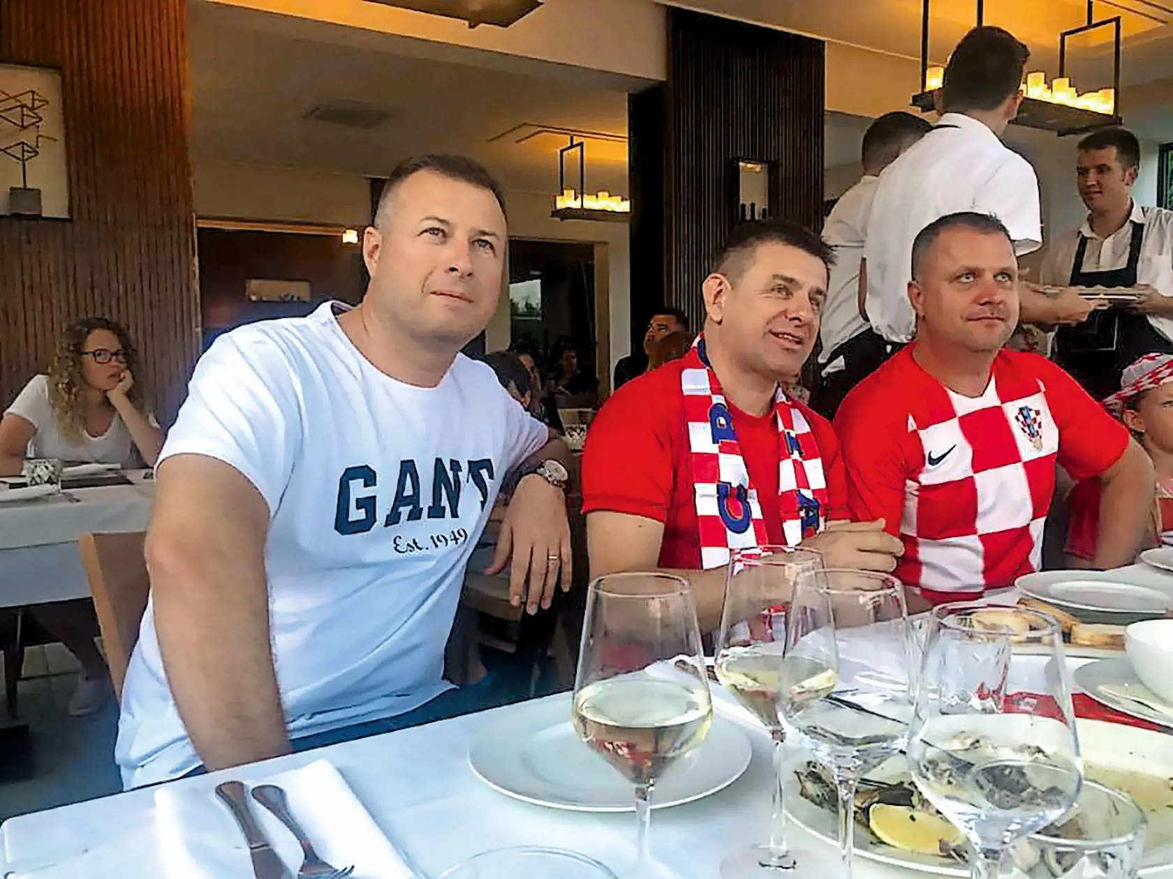 Slovenskí politici v chorvátskych farbách: Takto na dovolenke fandili Chorvátom vo futbale Hrnčiar, Gál a Sólymos.