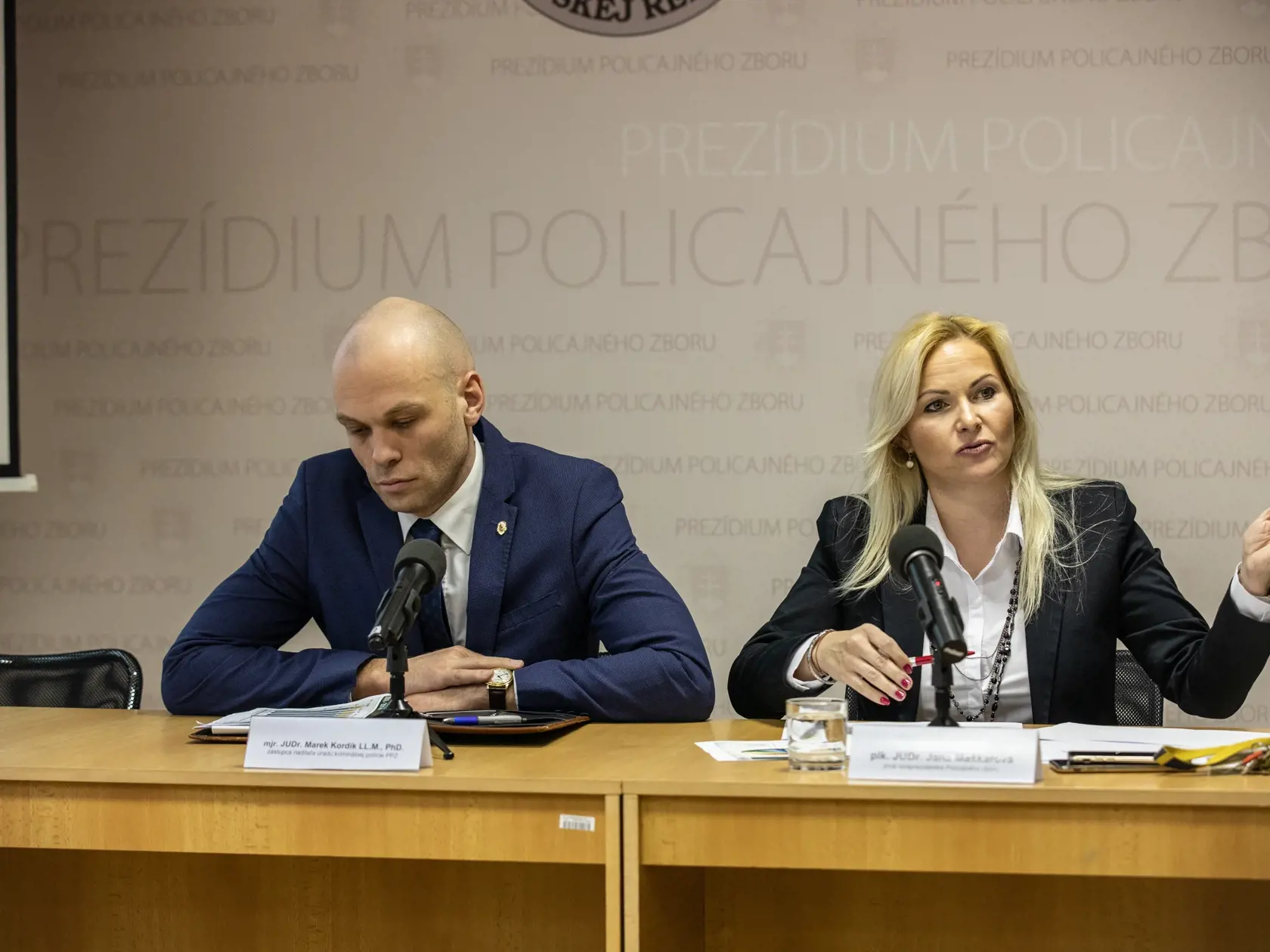 Podľa exkluzívnych zistení denníka Plus JEDEN DEŇ bude novou policajnou prezidentkou Jana Maškarová, ktorá už v minulosti pracovala ako policajná viceprezidentka. Počas vlád Igora Matoviča a Eduarda Hegera sa jej meno spomínalo vo viacerých kauzách a dokonca bola vypovedať na NAKA v kauze Očistec. Do úradu by mala nastúpiť už budúci pondelok.