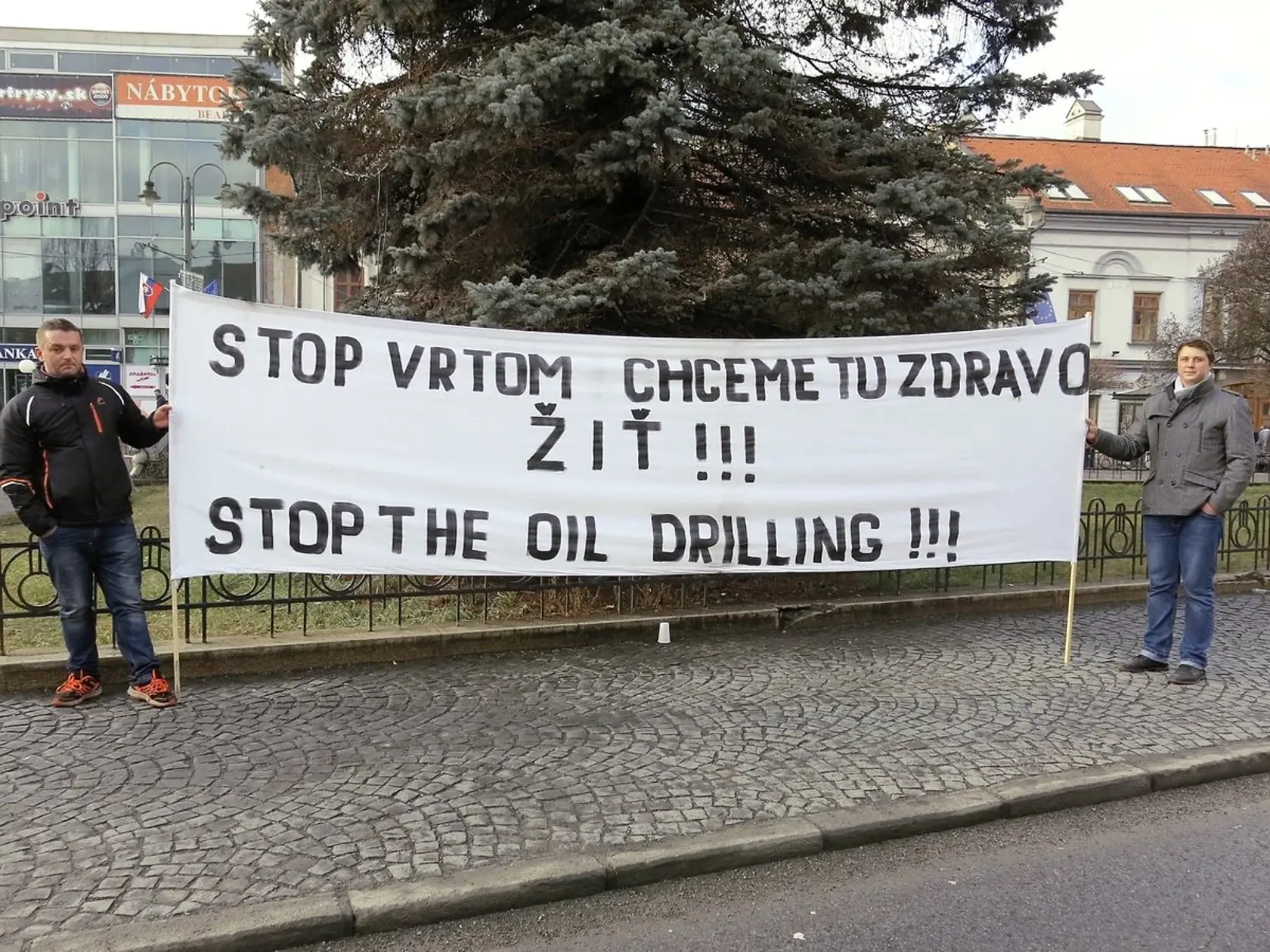 Ľudia protestovali tesne pred začiatkom ťažby ropy americkou spoločnosťou Alpine Oil and Gas.