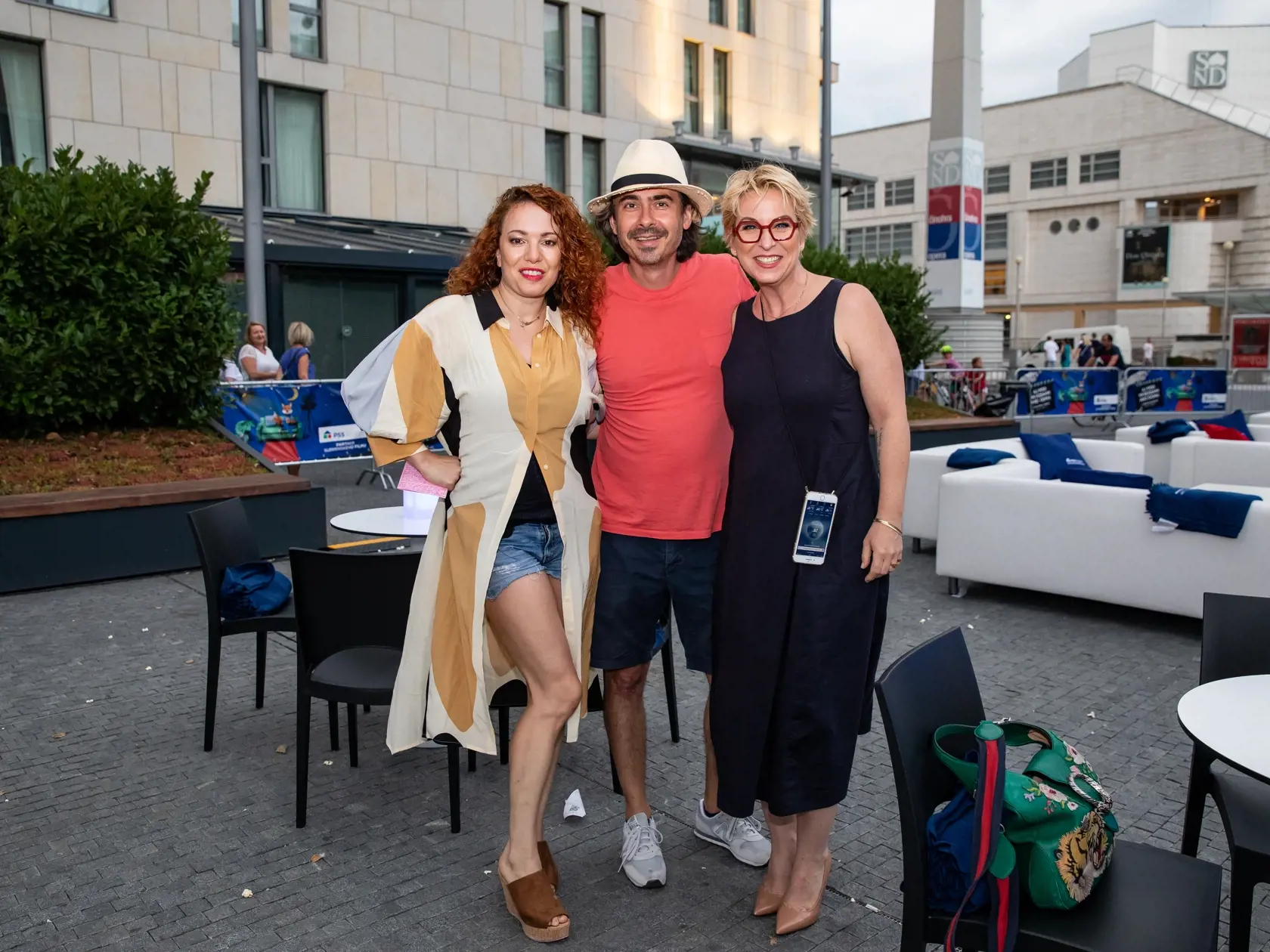 Kino pod hviezdami, pred SND a Euroveou. Na snímke je Wanda Adamík Hrycová, Vera Wisterová a Matej Drlička.